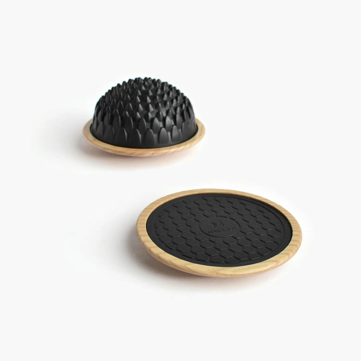 #Essence_Frêne Dôme « fleur » Lotus sur base en frêne à côté d'une base vide avec tapis en nid d'abeille