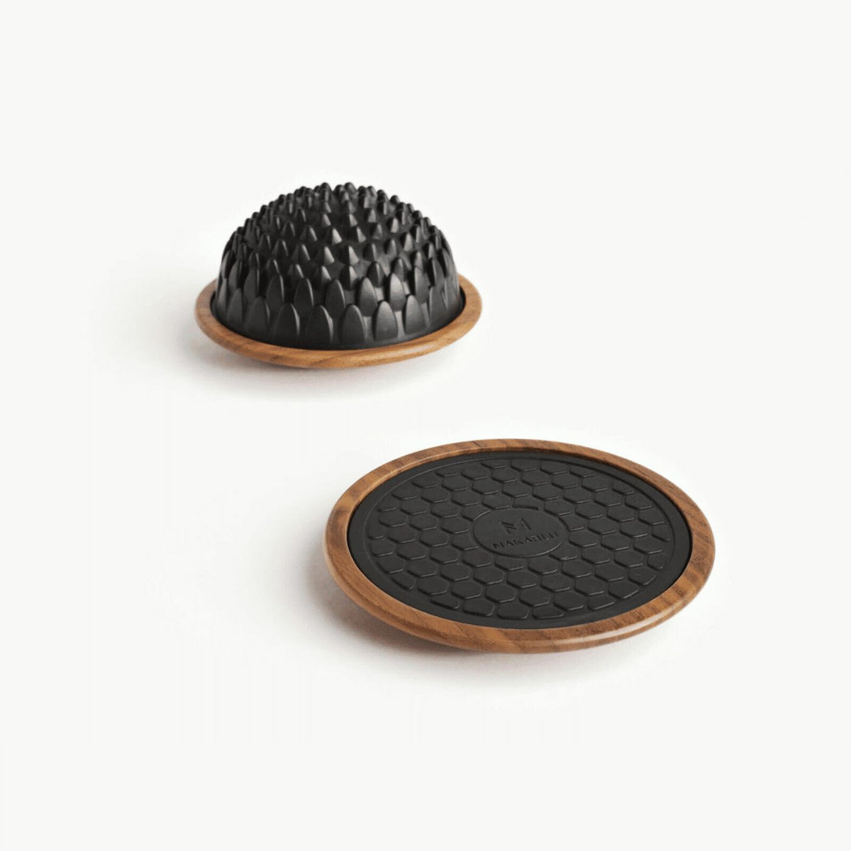 #Essence_Teck Base en teck vide avec tapis noir en nid d'abeille et dôme « fleur » Lotus derrière