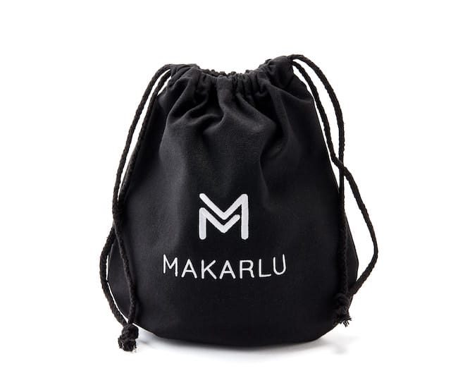Pochette noire en tissu à cordon avec logo MAKARLU, fournie avec le Lotus