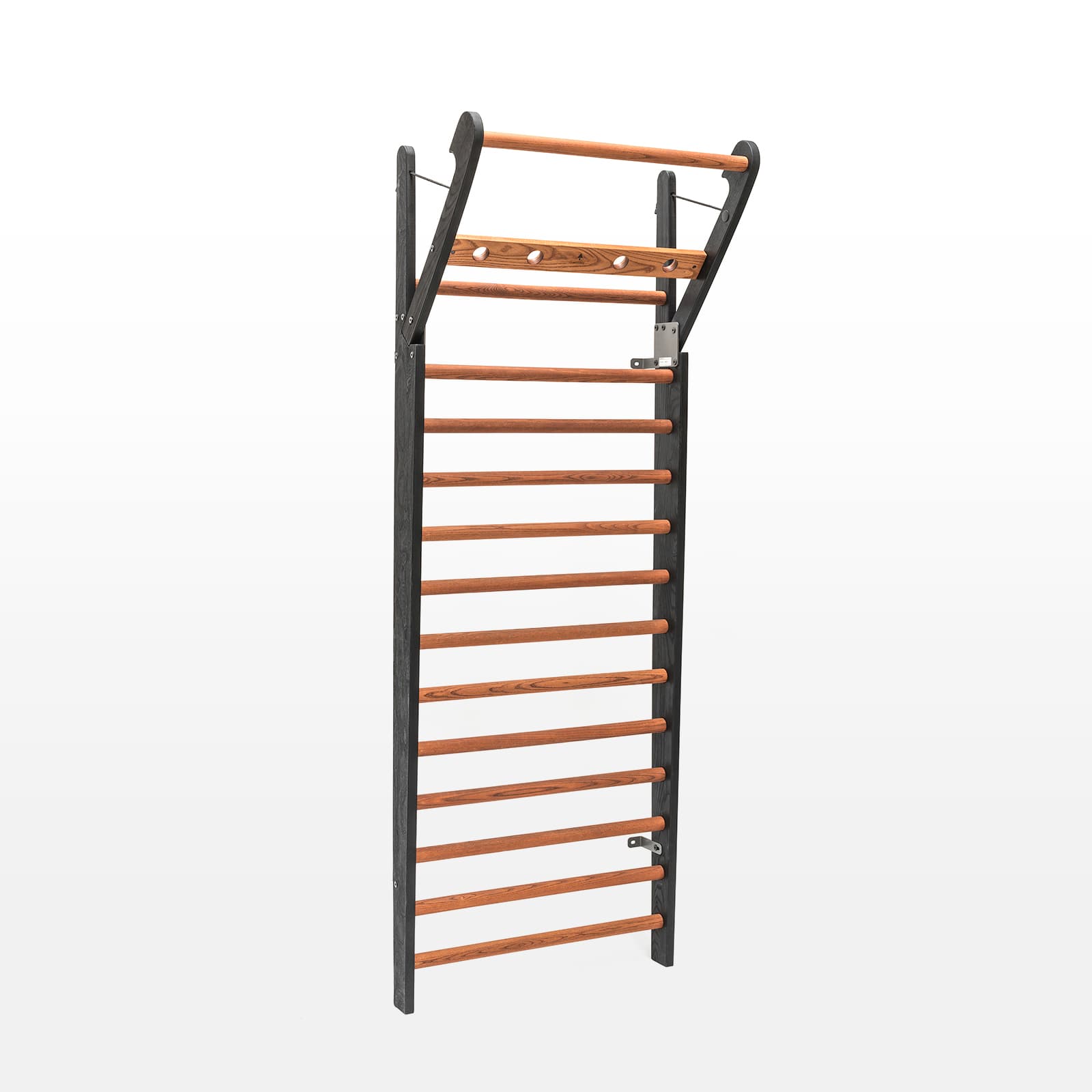 #Variante_Club Freigestellte NOHRD WallBar Sprossenwand aus dunklerem Buchenholz im markanten Club-Design.