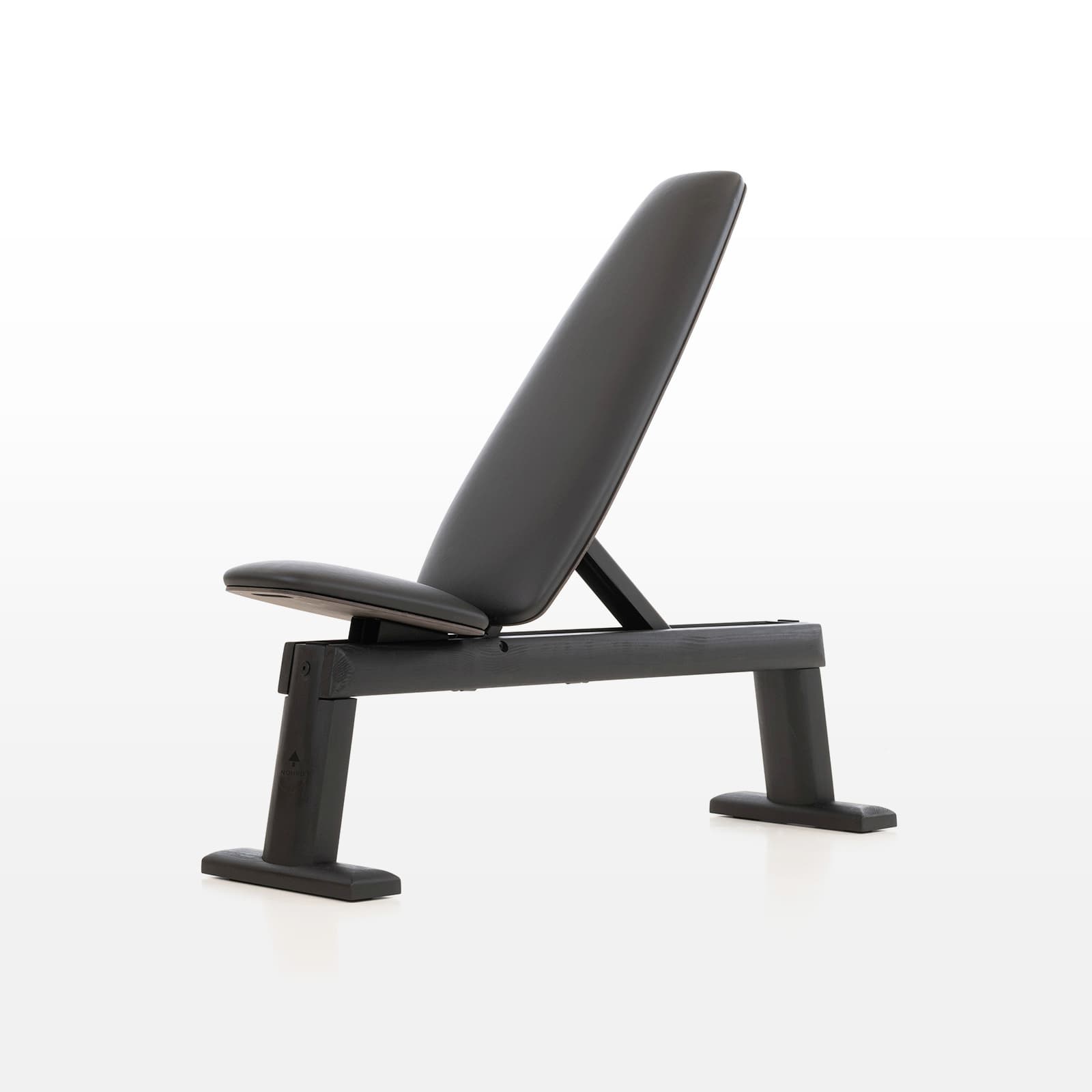 #Variante_Shadow Eine freigestellte NOHRD WeightBench Hantelbank aus Buchenholz im Shadow Styl mit schwarzer Kunstlederpolsterung in schräger Position.