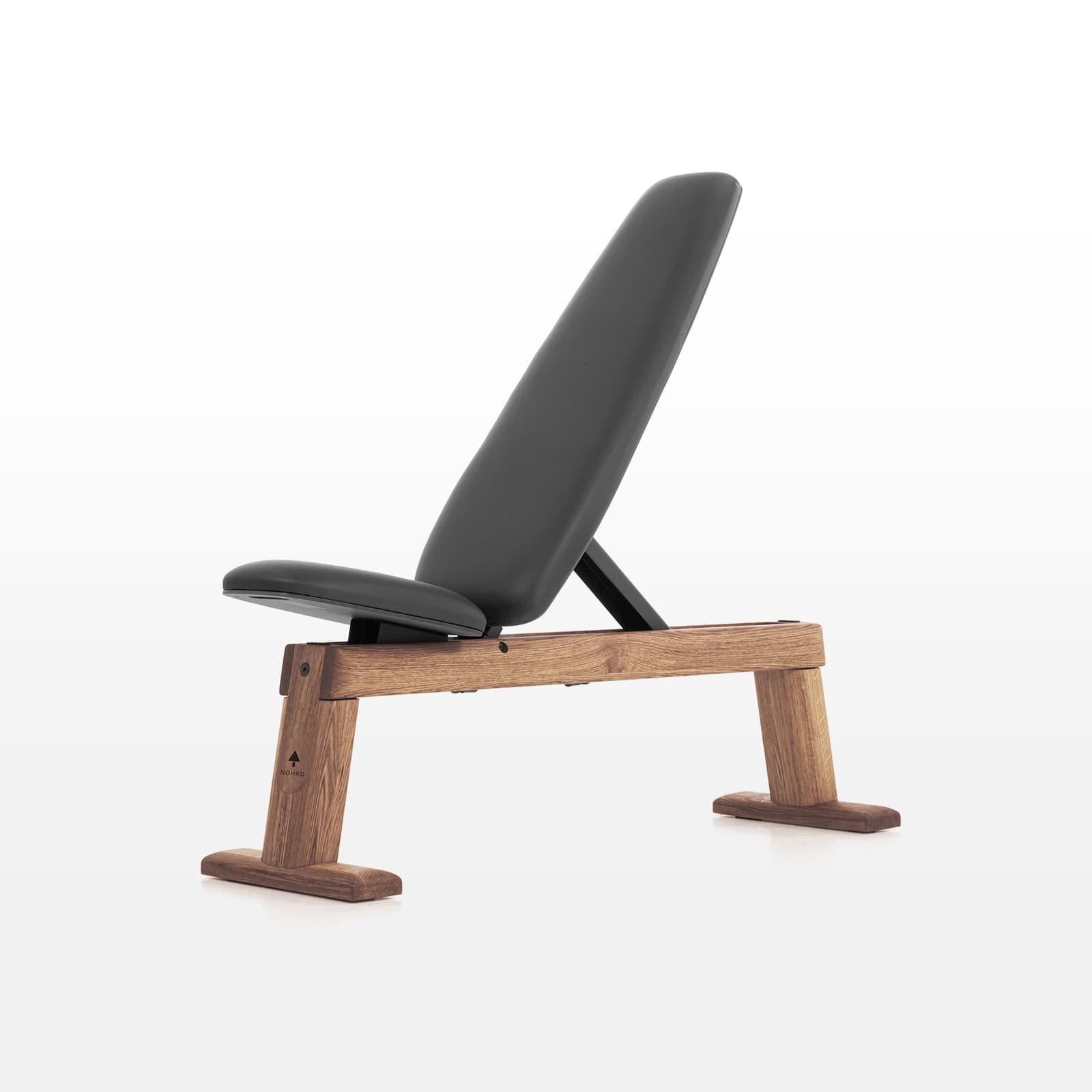 #Variante_Vintage Eine freigestellte NOHRD WeightBench Hantelbank aus Eichenholz im Vintage Styl mit schwarzer Kunstlederpolsterung in schräger Position.