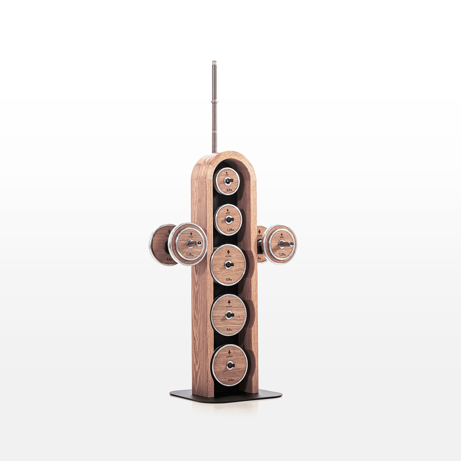 #Variante_Vintage Ein freigestellter NOHRD WeightPlate Tower aus Eichenholz im Vintage Styl inklusive passender Hantelscheiben mit Holzdekor und einer Hantelstange.