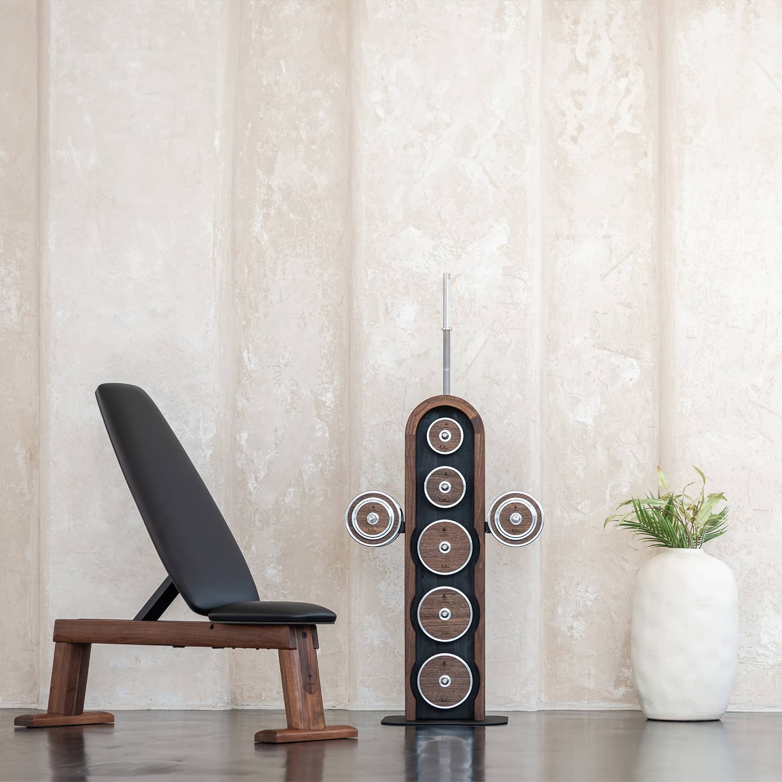 Weightplatetower und Weightbench stehen im Raum. Tolles Design.