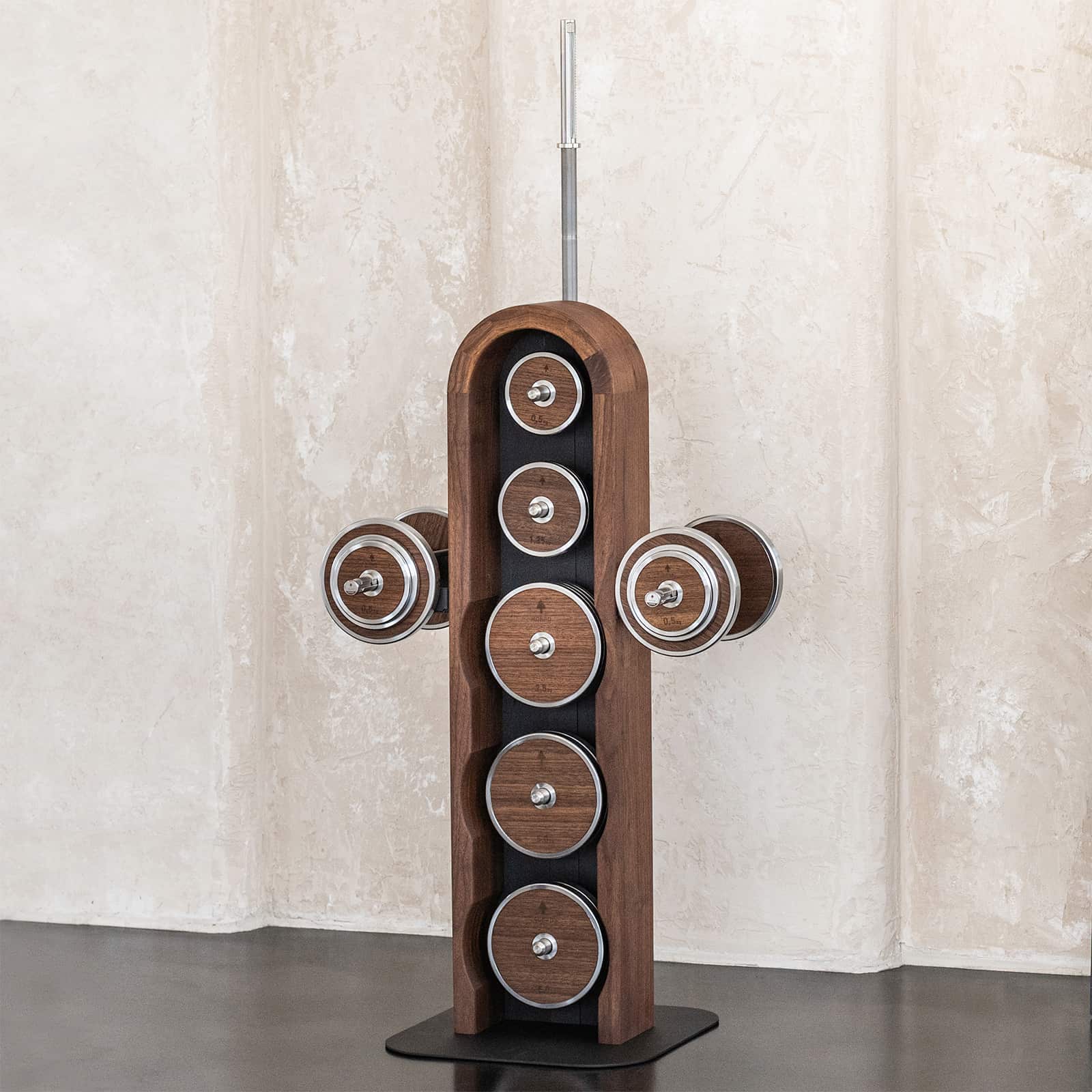 NOHRD Weightplatetower (Gewichtscheiben, Kurz- und Langhantel) in Walnussholz steht im Raum.