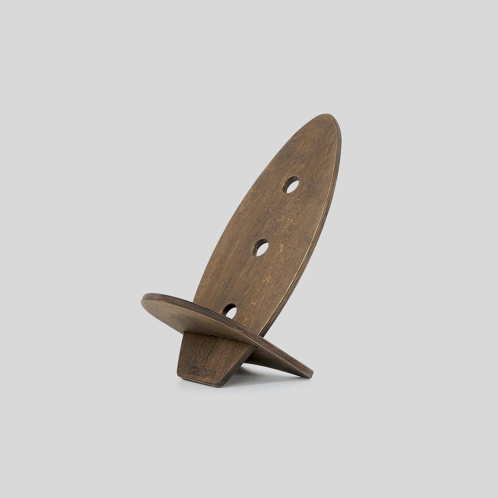 #Variante_Dunkel Freigestellter Design-Liegestuhl aus dunkelbraun geöltem Birke Multiplex, entstanden aus zwei zusammengesteckten rollholz Balance Boards.