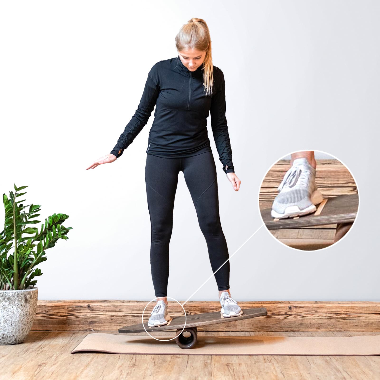Infografik einer Frau beim Gleichgewichtstraining auf einem rollholz Balanceboard aus Holz, mit einer kreisförmigen Detailvergrößerung der rutschfesten Gripstreifen unter ihrem Sportschuh.