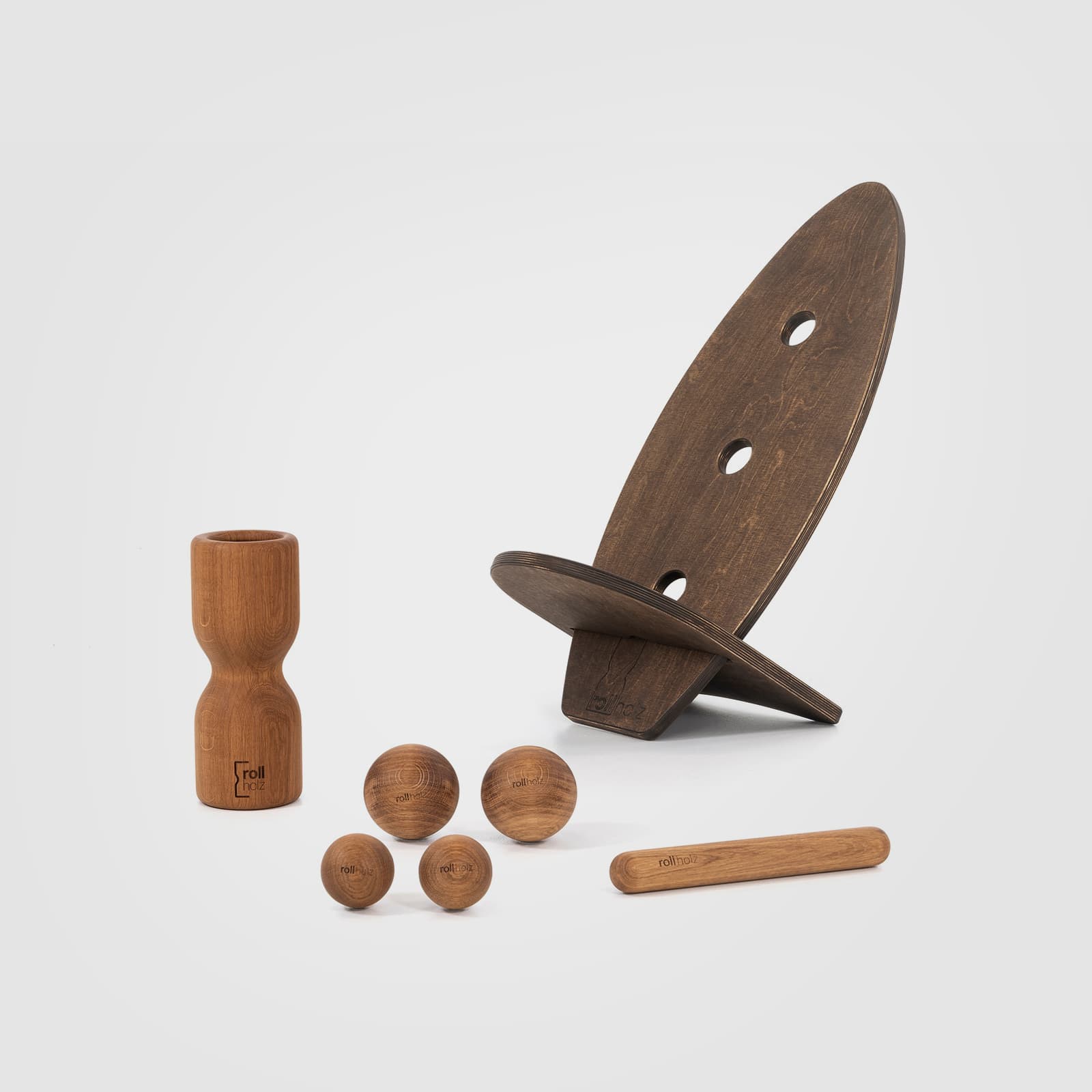 #Variante_Eiche dunkel rollholz Balanceboard Set Groß 2.0: Zwei dunkel geölte Boards (Hartwachsöl Nuss) zusammengesteckt als formschöner Sitz, mit langlebigen Faszientools und Minibar aus Eichenholz.