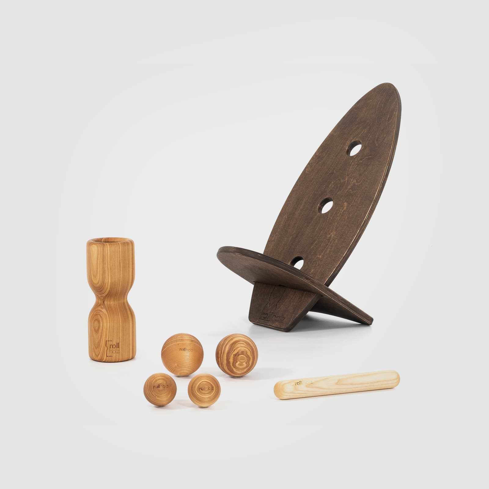 #Variante_Esche dunkel rollholz Balanceboard Set Groß 2.0: Zwei dunkel geölte Multiplex-Boards (Hartwachsöl Nuss) als Sitz ineinandergesteckt, inklusive Faszien-Regenerationstools aus Eschenholz.