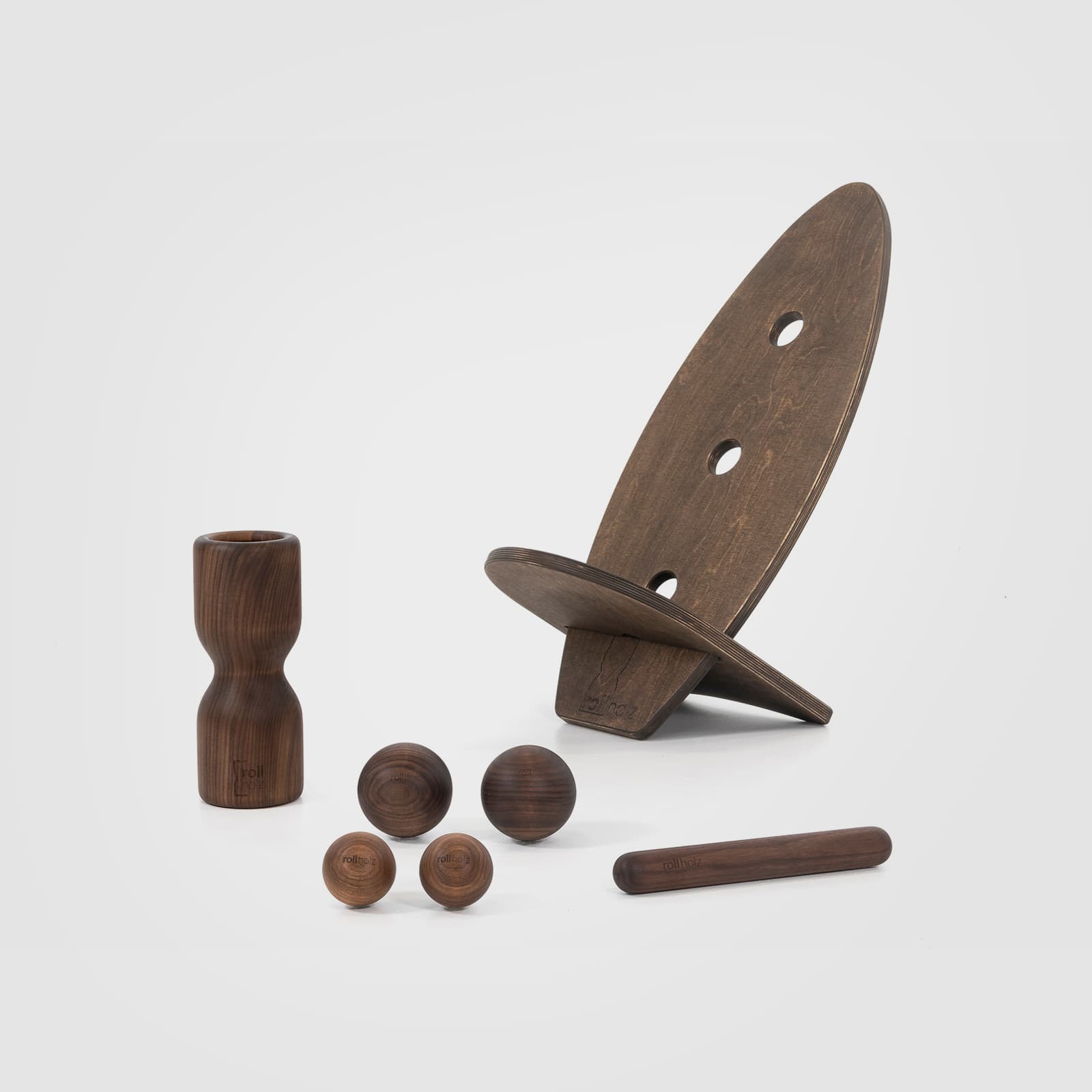#Variante_Walnuss dunkel rollholz Balanceboard Set Groß 2.0: Dunkles Premium-Set aus zwei einzeln nutzbaren, dunkel geölten Boards (Hartwachsöl Nuss) als Steck-Sitz montiert, mit Faszientools aus Walnuss.