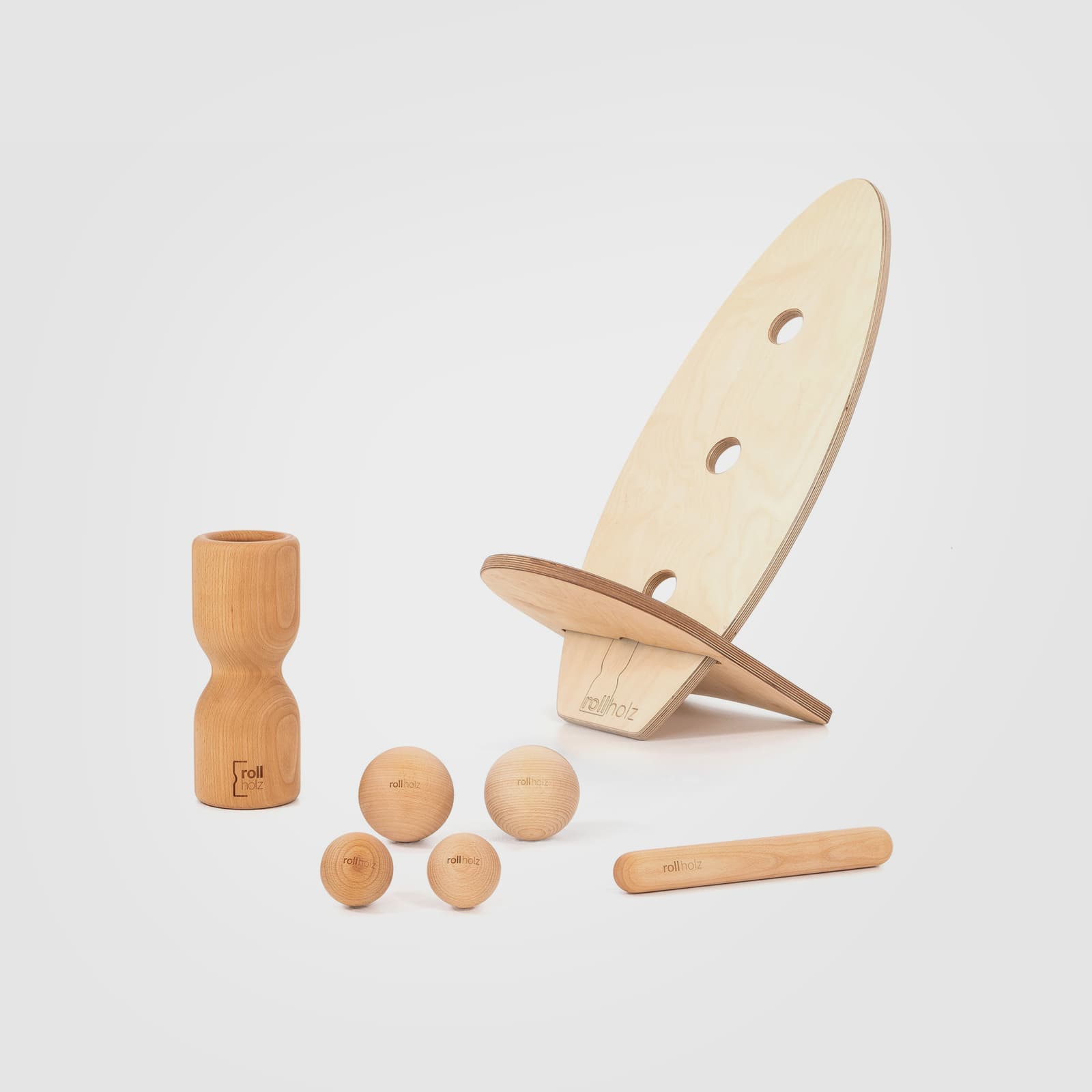 #Variante_Buche hell rollholz Balanceboard Set Groß 2.0: Zwei helle, unabhängig nutzbare Boards (Leinöl) im Steck-Design als Sitz aufgebaut, mit Faszienrolle, Massagekugeln und Minibar aus Buchenholz.