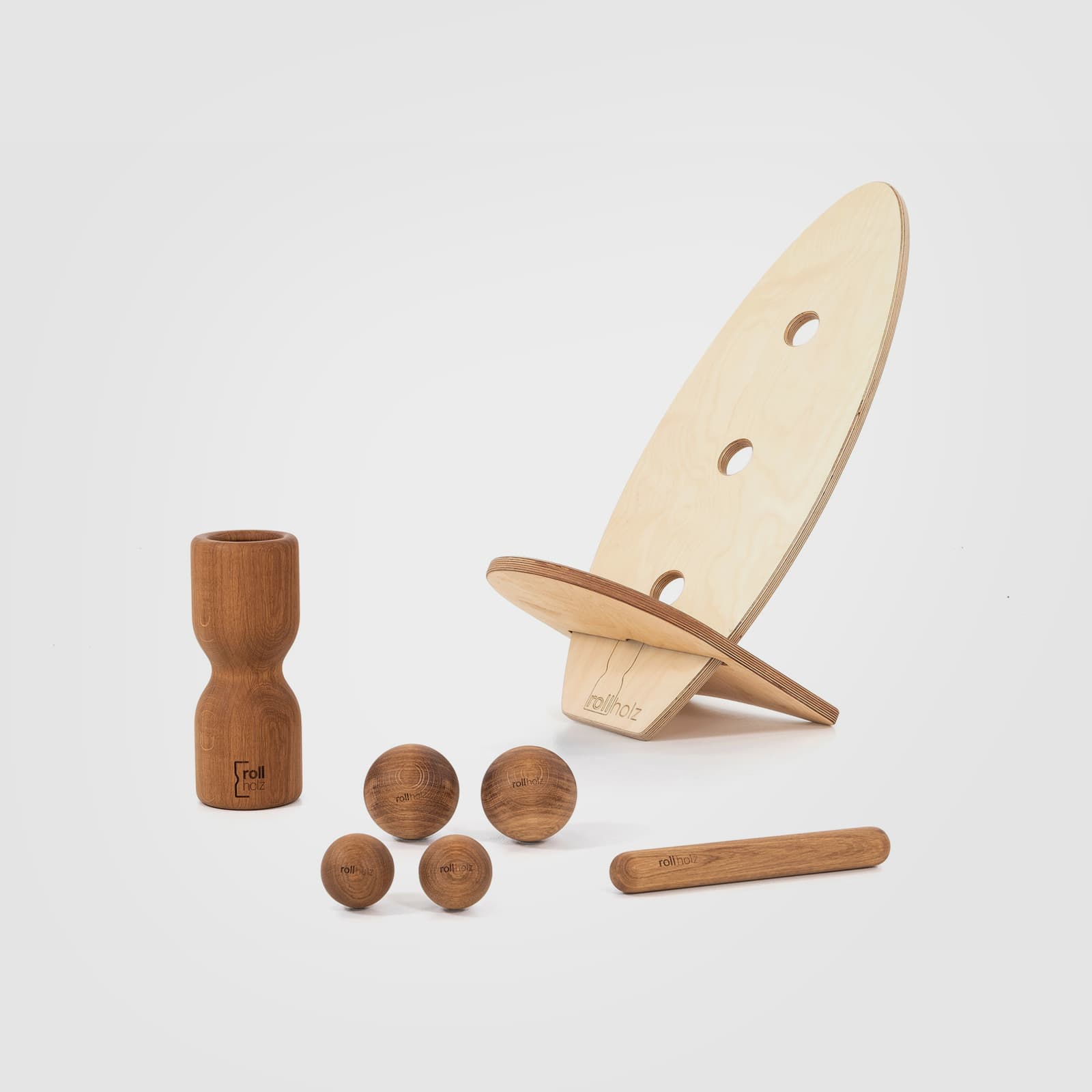 #Variante_Eiche hell rollholz Balanceboard Set Groß 2.0: Zwei helle, autarke Multiplex-Boards (Leinöl) zusammengesteckt zu einem Hocker, mit robusten Faszientools und einer Minibar aus Eichenholz.