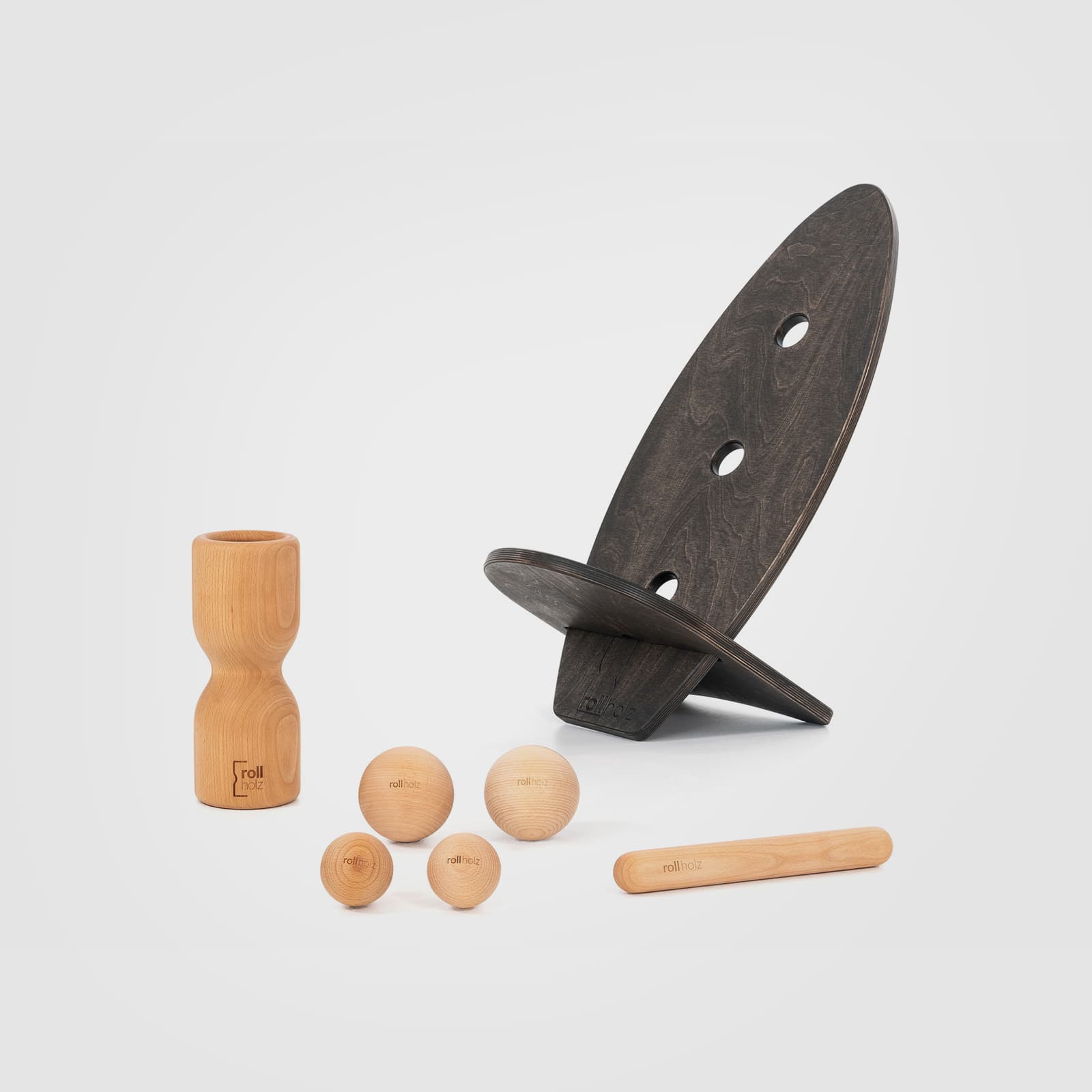 #Variante_Buche schwarz rollholz Balanceboard Set Groß 2.0: Zwei einzeln nutzbare, schwarz geölte Boards zusammengesteckt als moderner Design-Sitz, im Kontrast-Set mit Faszientools aus hellem Buchenholz.