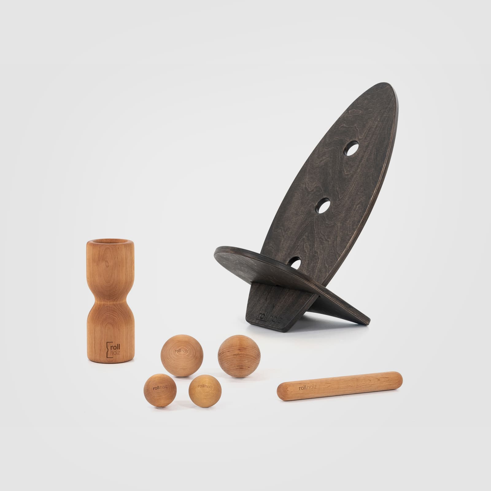 #Variante_Erle schwarz rollholz Balanceboard Set Groß 2.0: Zwei schwarz geölte Multiplex-Boards im cleveren Steck-Sitz-Design, kombiniert mit Faszienrolle, vier Massagekugeln und einer Minibar aus Erlenholz.