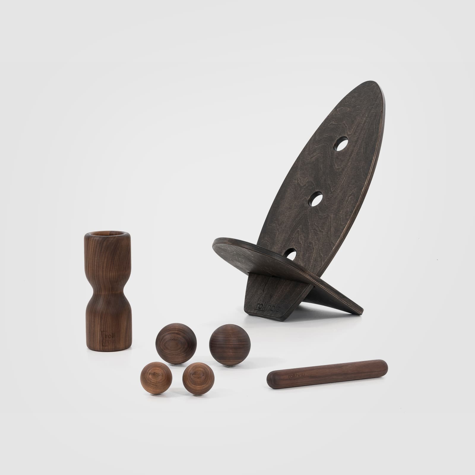 #Variante_Walnuss schwarz rollholz Balanceboard Set Groß 2.0 auf weißem Hintergrund: Zwei unabhängig nutzbare, schwarz geölte Multiplex-Boards zusammengesteckt als minimalistischer Sitz, mit Faszientools aus edlem Walnussholz.