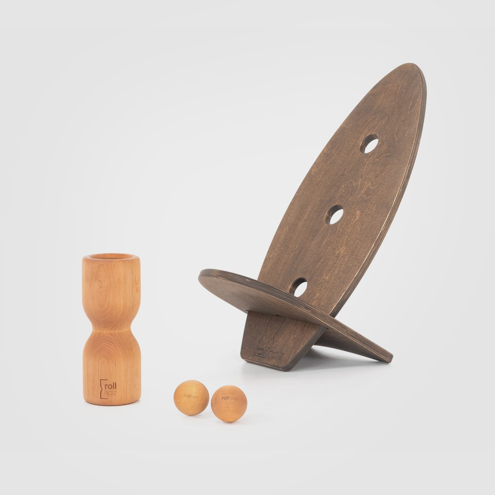 #Variante_Erle dunkel rollholz Balanceboard Set Klein 2.0: Zwei einzeln nutzbare, dunkel geölte kleine Boards (Hartwachsöl Nuss) im Steck-Sitz-Design, mit einer Faszienrolle und zwei Massagekugeln aus Erlenholz.