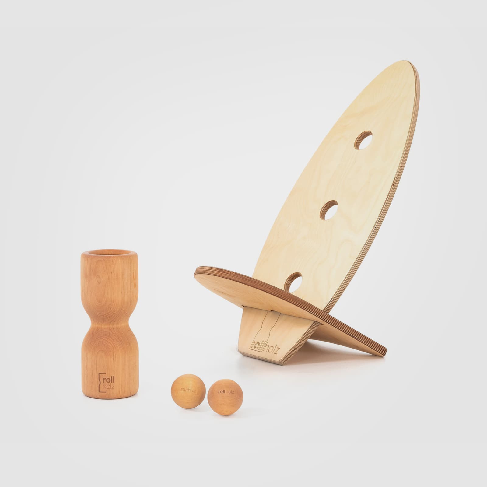 #Variante_Erle hell rollholz Balanceboard Set Klein 2.0: Zwei kleine, helle Multiplex-Boards (Leinöl) zusammengesteckt als funktionaler Sitz, inklusive einer Faszienrolle und zwei Massagekugeln aus rötlich-warmem Erlenholz.