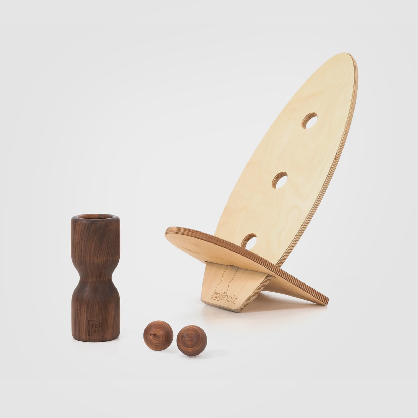 #Variante_Walnuss hell rollholz Balanceboard Set Klein 2.0: Zwei helle, kleine Boards (Leinöl) im praktischen Steck-Sitz-Design, kombiniert mit einer Premium-Faszienrolle und zwei großen Massagekugeln aus dunklem Walnussholz.