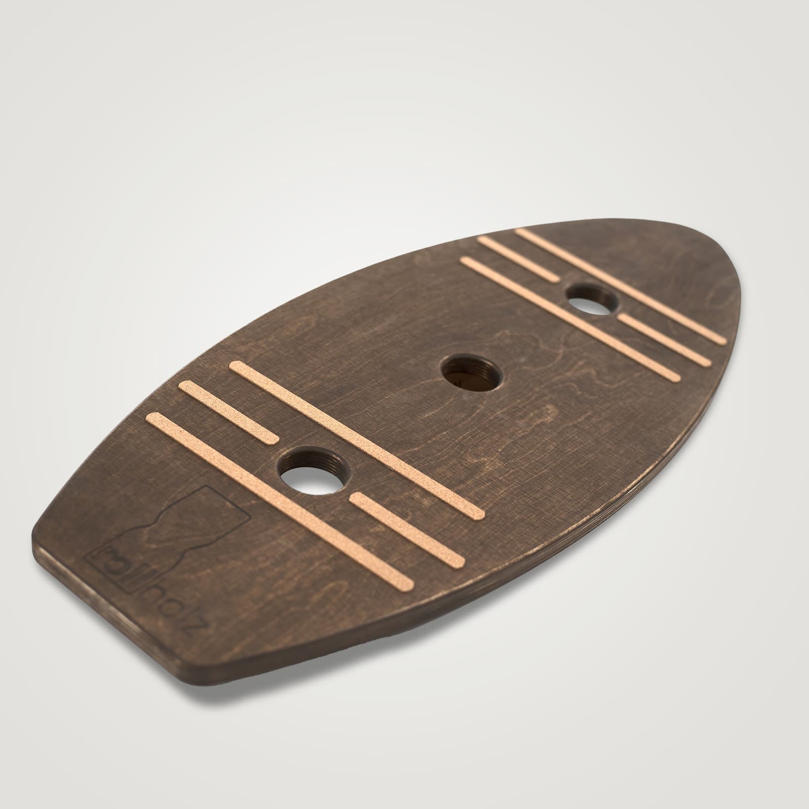 Freigestellte Produktansicht des dunklen rollholz Balanceboards aus Birke-Multiplex mit acht aufgeklebten Kork-Gripstreifen, aus schräger Perspektive auf weißem Hintergrund.
