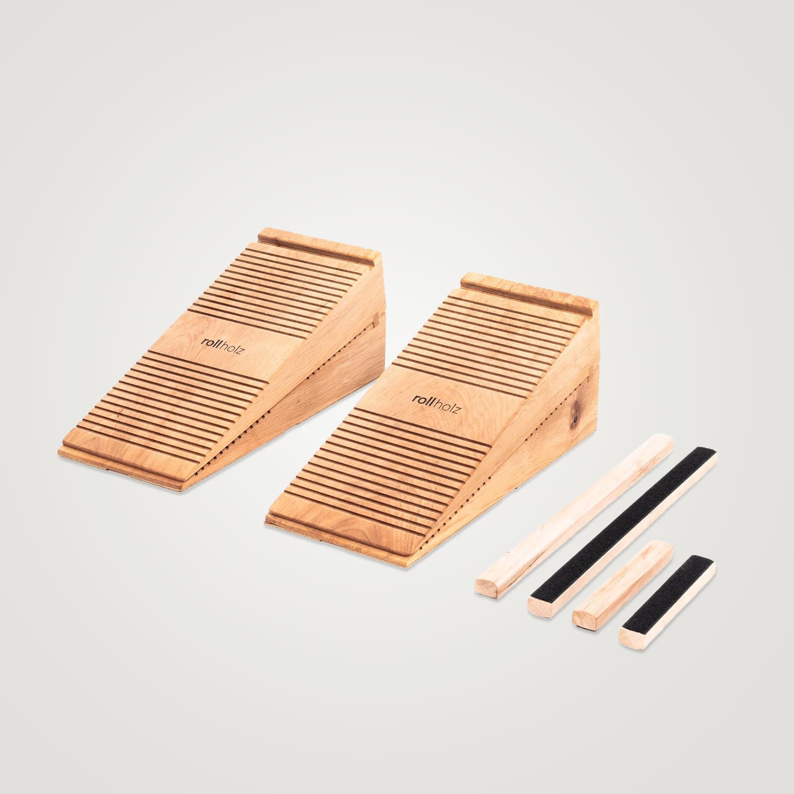 #Variante_4er Set - 10° / 20° Freigestelltes 4-teiliges Produktset von rollholz aus Holz: Zwei stapelbare Balancekeile mit einem maximalen Winkel von 20 Grad und vier passende Holzleisten für das Instabilitätstraining.