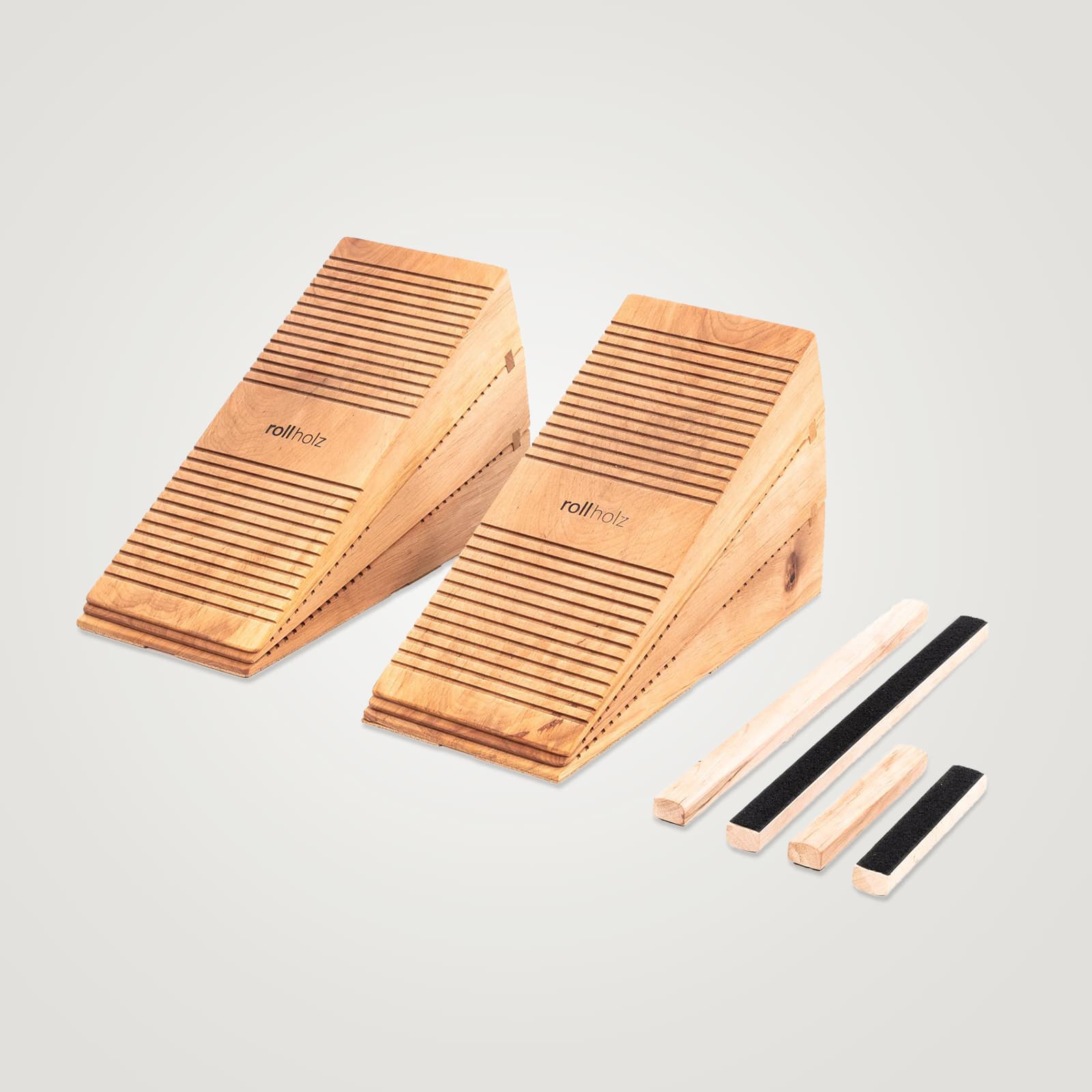 #Variante_6er Set - 10° / 20° / 30° Freigestelltes 6-teiliges Produktset von rollholz aus Holz: Zwei stapelbare Balancekeile mit einem maximalen Winkel von 30 Grad und vier passende Holzleisten für das Instabilitätstraining.