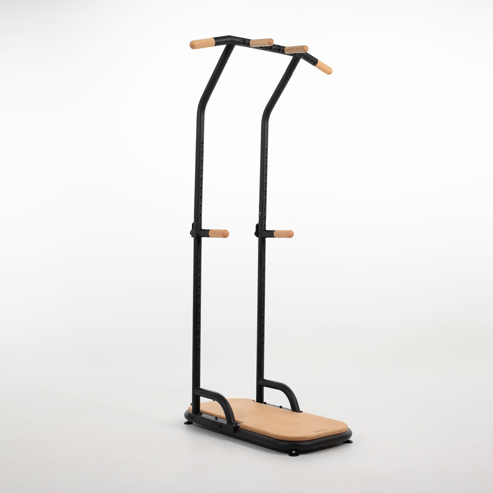 #Variante_Buche Freigestellte rollholz Base Trainingsstation aus robustem Buchenholz in moderner, minimalistischer Optik.