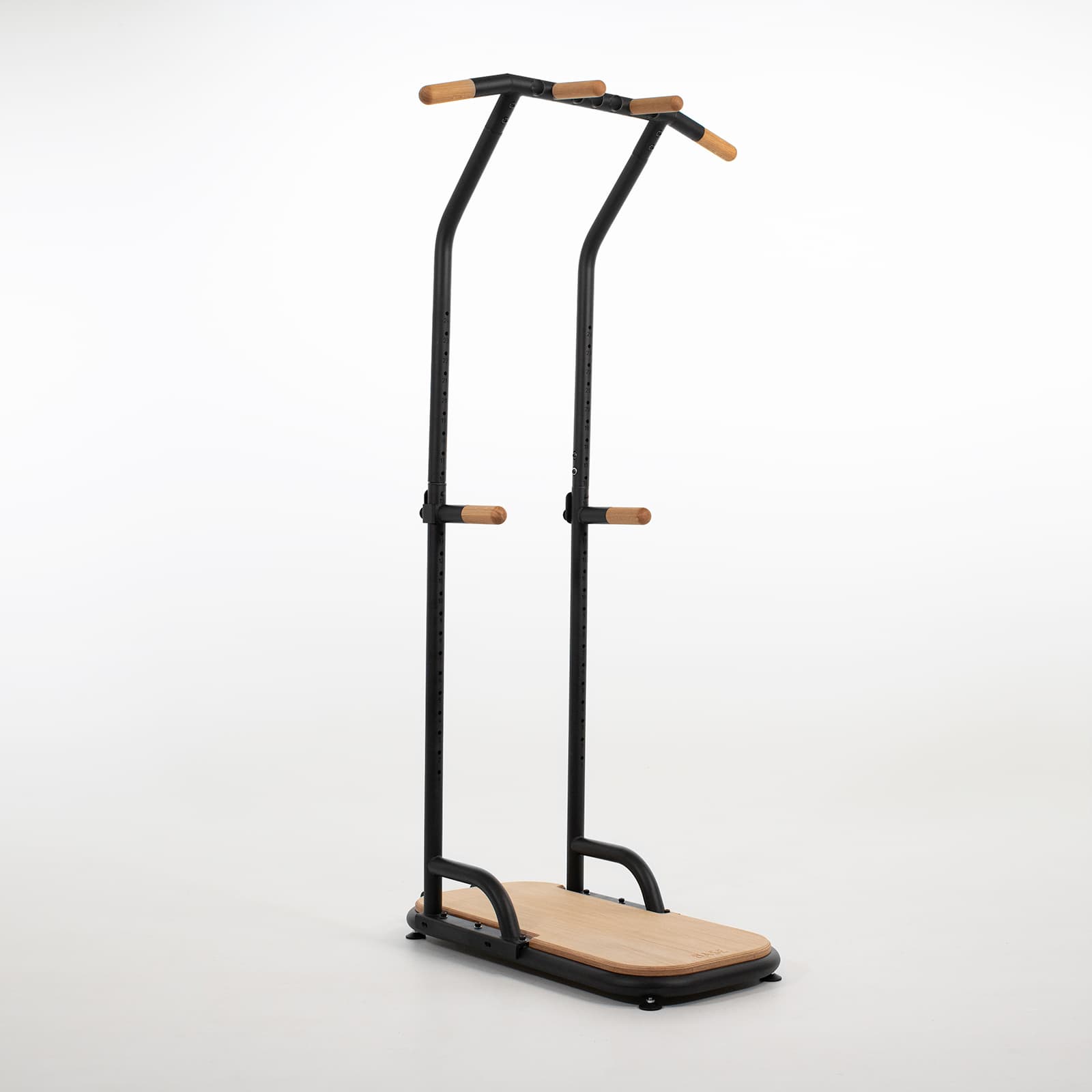 #Variante_Eiche Freigestellte rollholz Base Trainingsstation aus hellem Eichenholz für funktionales Krafttraining zu Hause.
