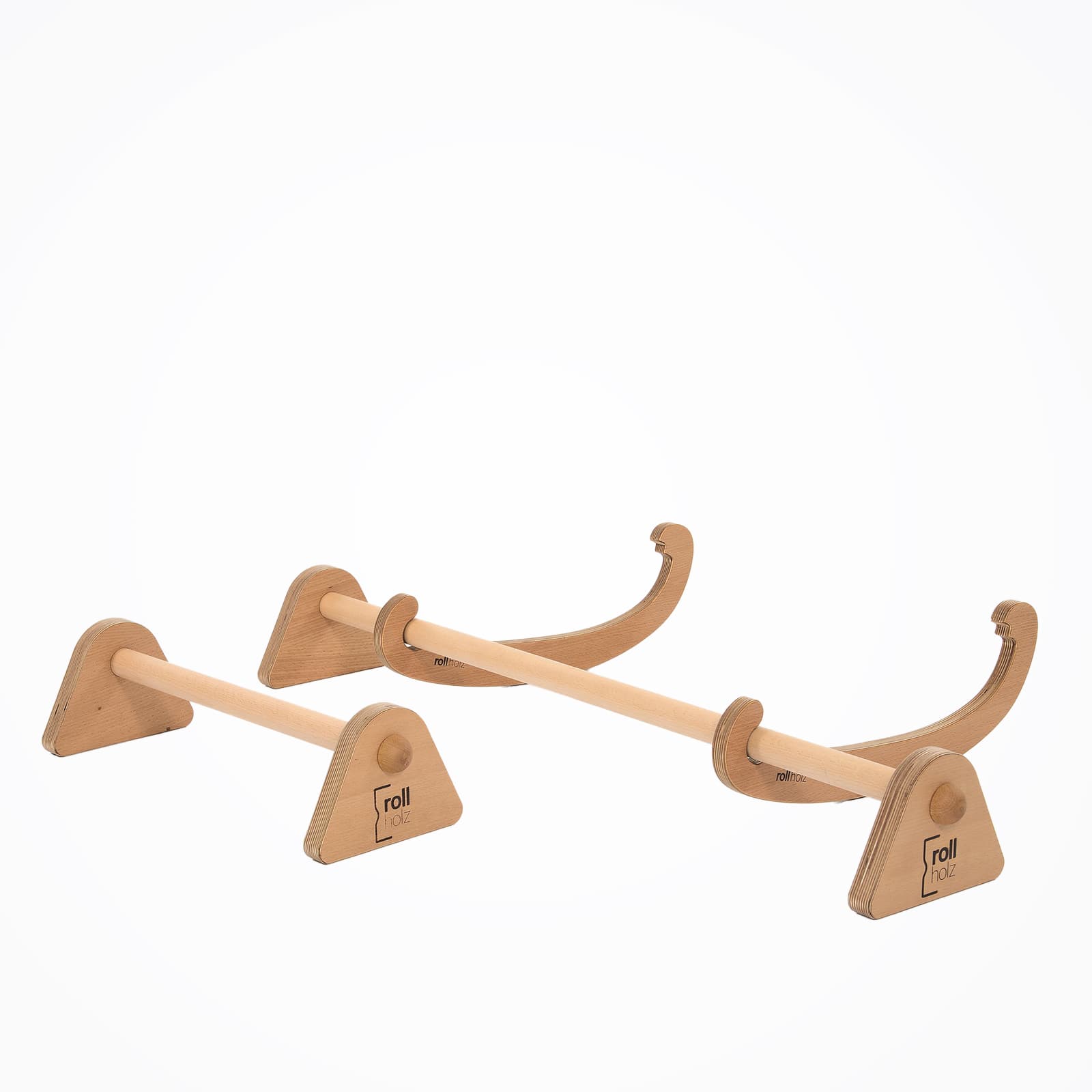 #Zubehör_mit Barren Perspektivische Produktansicht des rollholz Holz-Sets bestehend aus Klimmzugstange mit geschwungenen Montagewangen und zwei Minibarren Parallettes, freigestellt auf weißem Hintergrund.