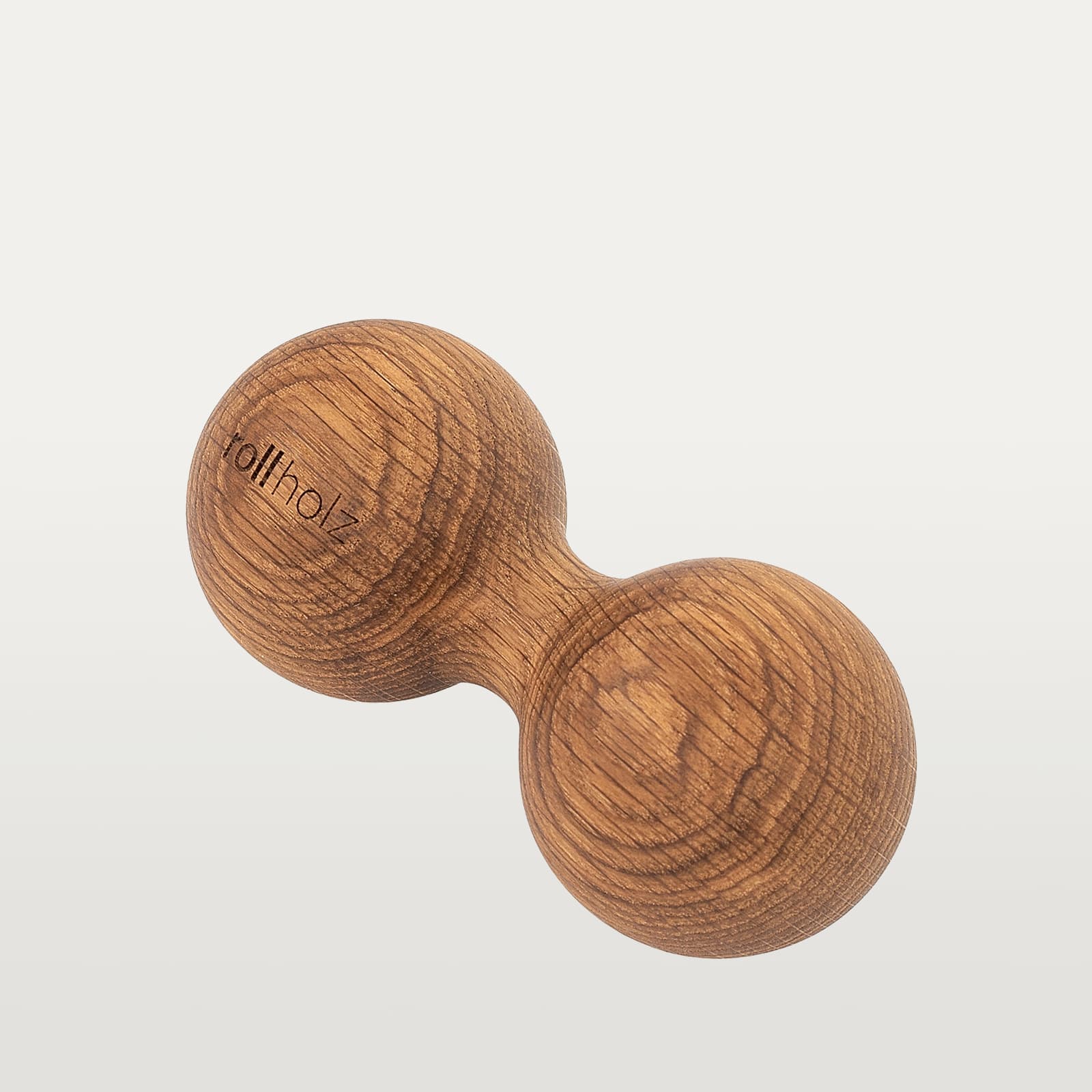 #Holz_Eiche Freigestellte Ansicht einer 7 cm rollholz Doppelkugel aus robustem Eichenholz mit präzise eingelasertem Markenlogo.