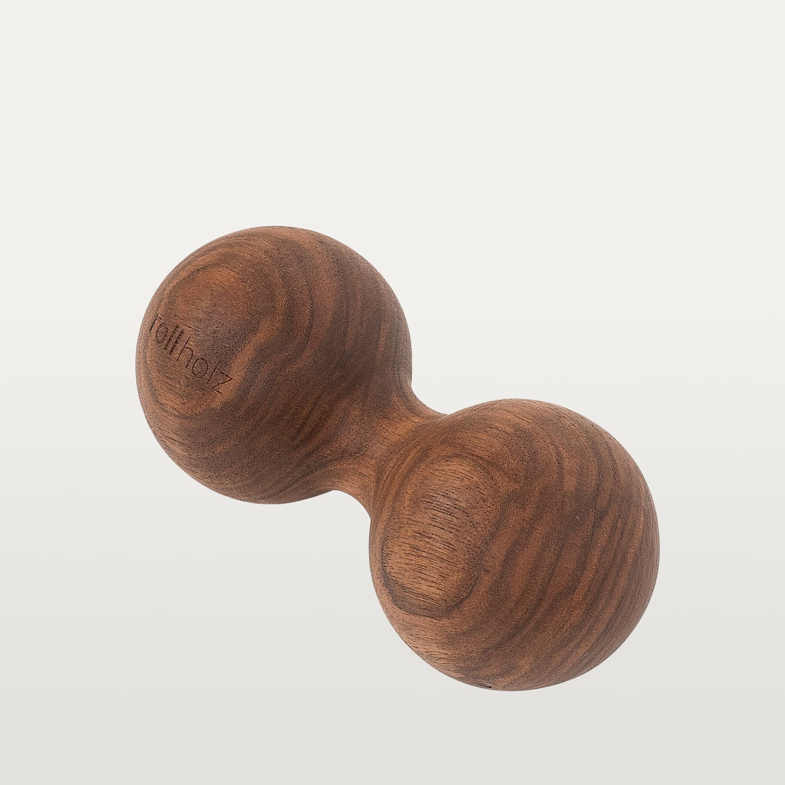#Holz_Walnuss Freigestellte Ansicht einer 7 cm rollholz Doppelkugel aus edlem, dunklem Walnussholz mit präzise eingelasertem Markenlogo.