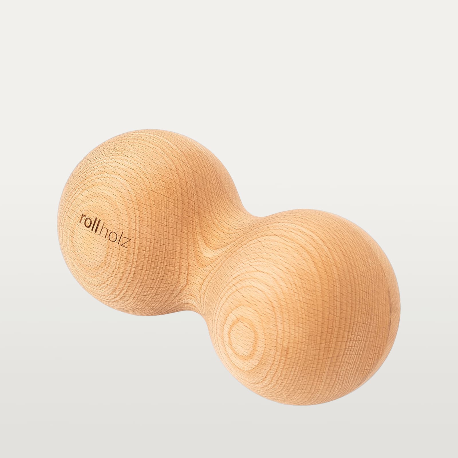 #Holz_Buche Freigestellte Ansicht einer rollholz Doppelkugel XL aus klassischem Buchenholz mit präzise eingelasertem Markenlogo.