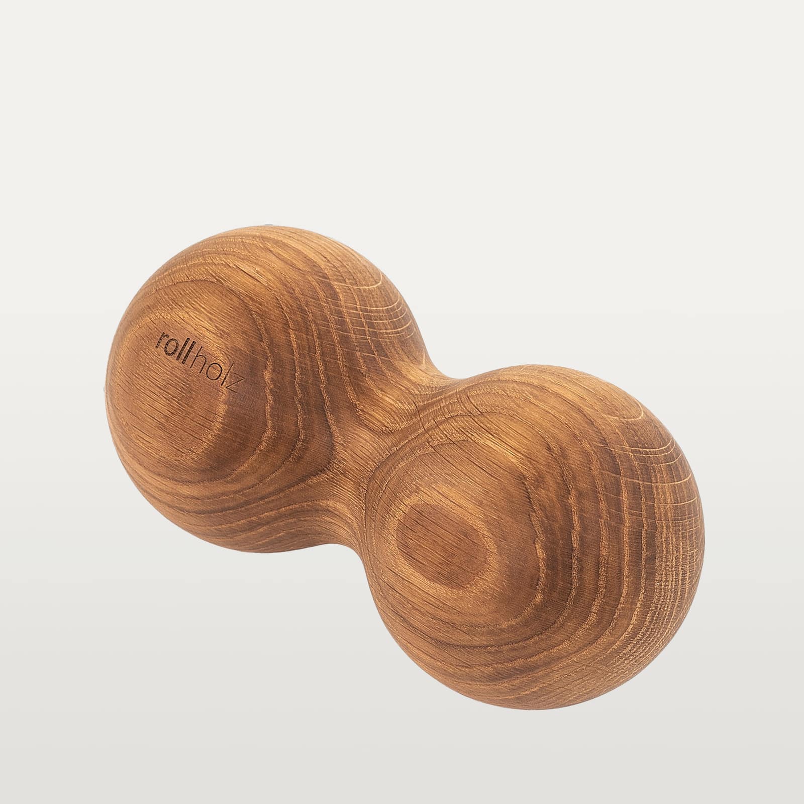 #Holz_Eiche Freigestellte Ansicht einer rollholz Doppelkugel XL aus robustem Eichenholz mit präzise eingelasertem Markenlogo.