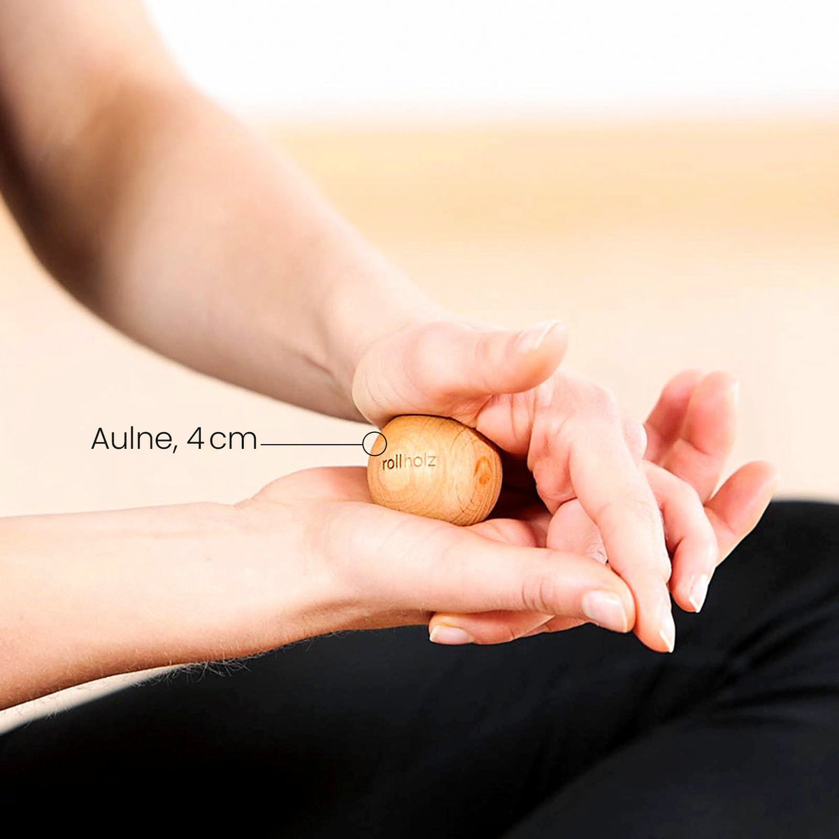 Balle de massage en aulne de 4 cm utilisée pour un massage ciblé de la main et de la paume.