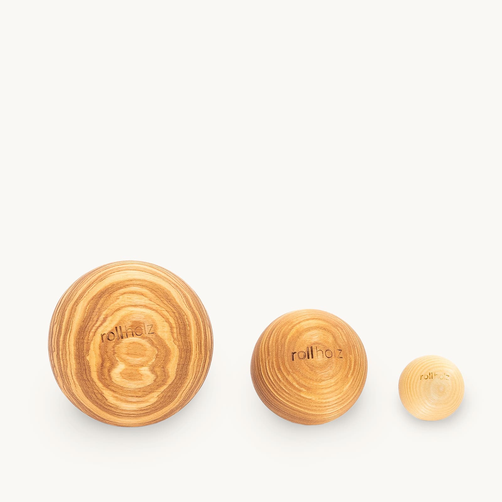 #Holzart_Esche Freigestelltes rollholz Kugelset aus Esche mit schöner Maserung, hochwertige Massage-Tools aus Holz.