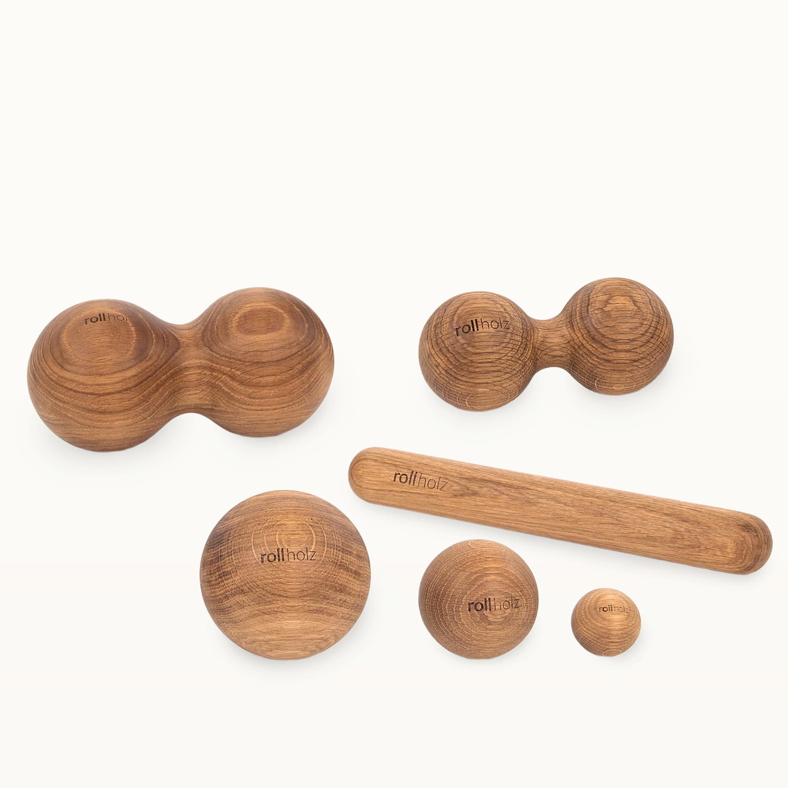 #Holz_Eiche Freigestelltes rollholz Faszien-Set aus robustem Eichenholz mit Massagebällen, Duobällen und kleiner Faszienrolle.