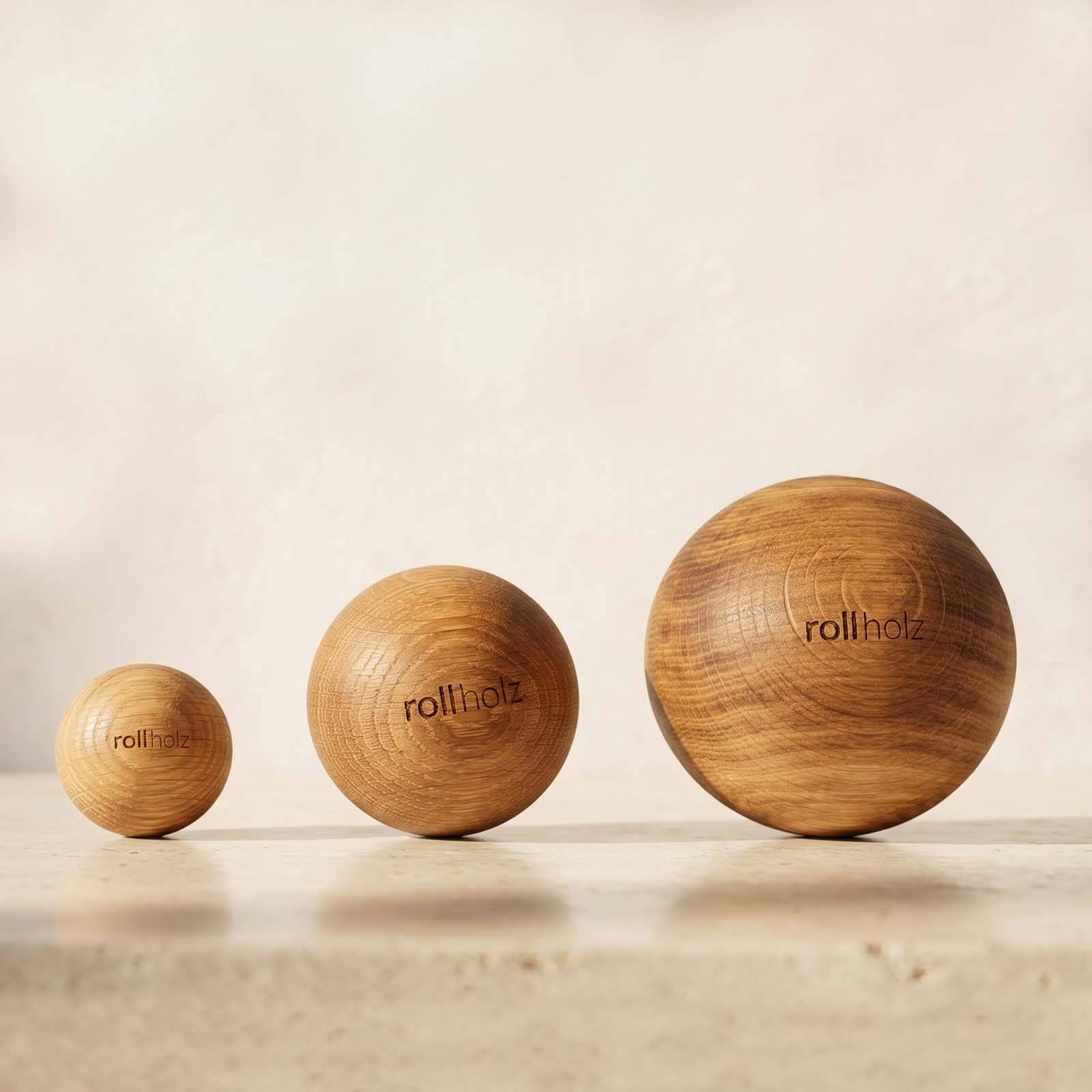 Drei Massagekugeln aus Holz von rollholz in verschiedenen Größen aus Eiche.