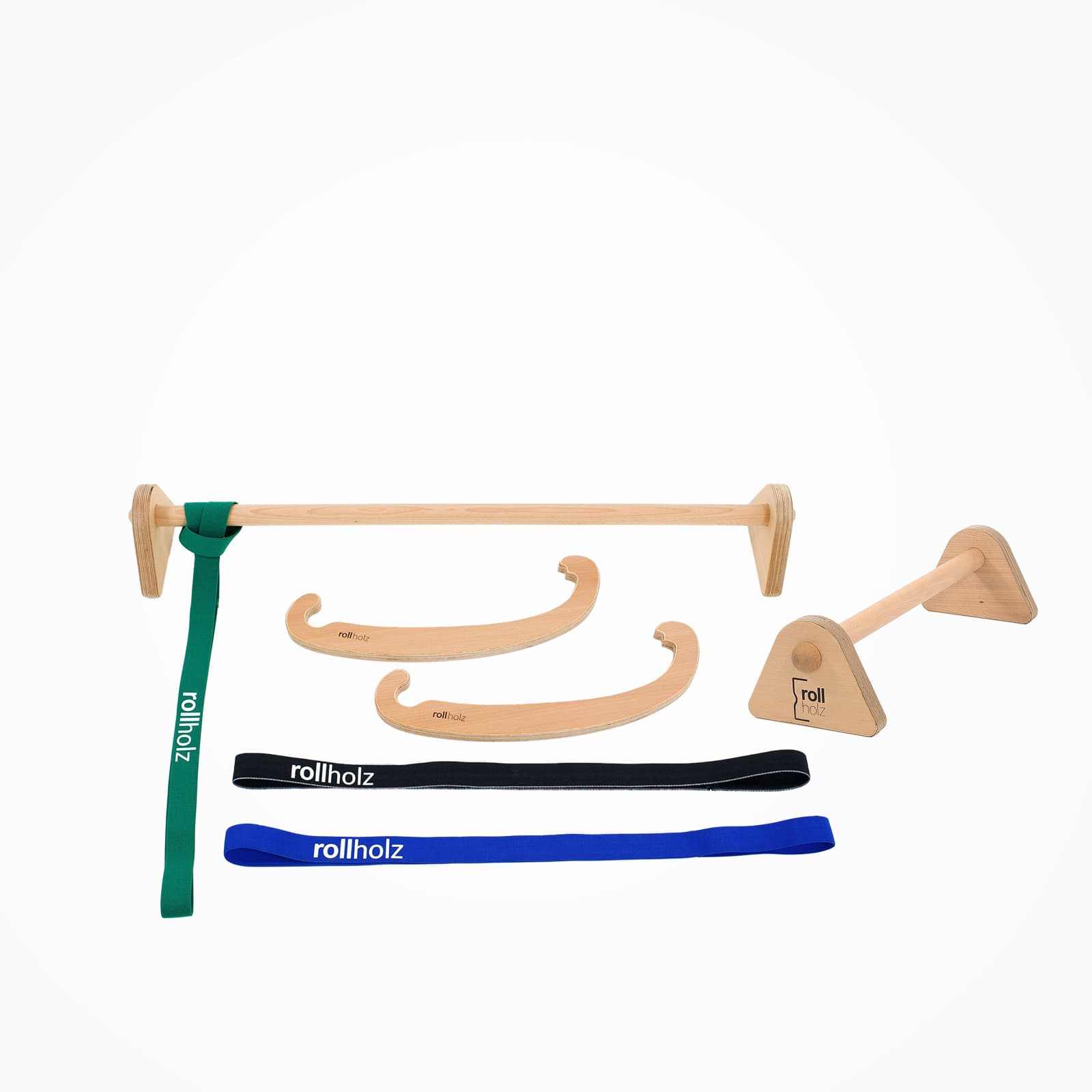#Zubehör_mit Barren und Bänder Freigestelltes Produktset von rollholz aus Holz: Klimmzugstange, geschwungene Montagewangen, Minibarren (Parallettes) und drei textile Widerstandsbänder in Grün, Schwarz und Blau.
