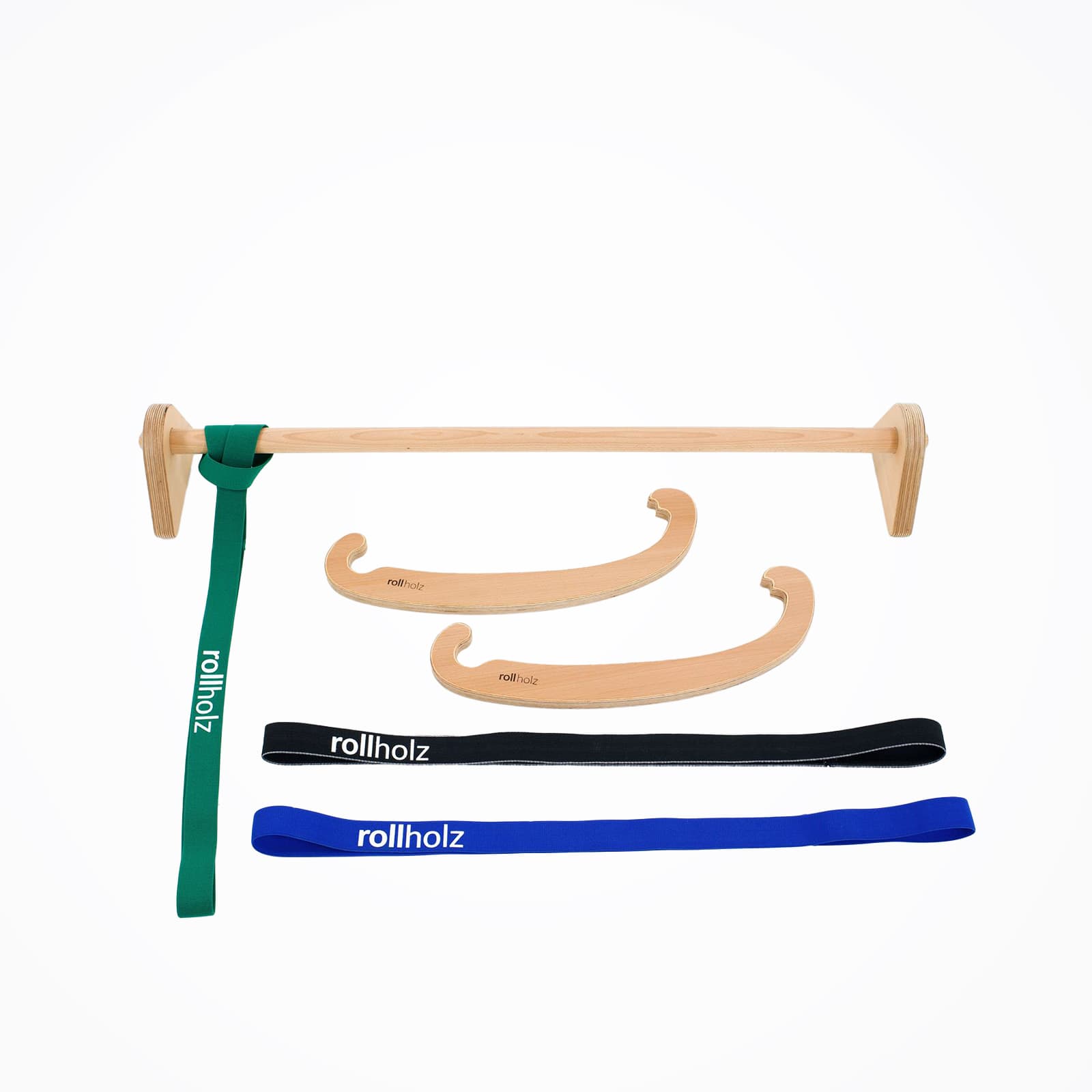 #Zubehör_mit Bänder Freigestelltes rollholz Produktset aus Holz bestehend aus Klimmzugstange, geschwungenen Montagewangen und drei textilen Widerstandsbändern in den Farben Grün, Schwarz und Blau.