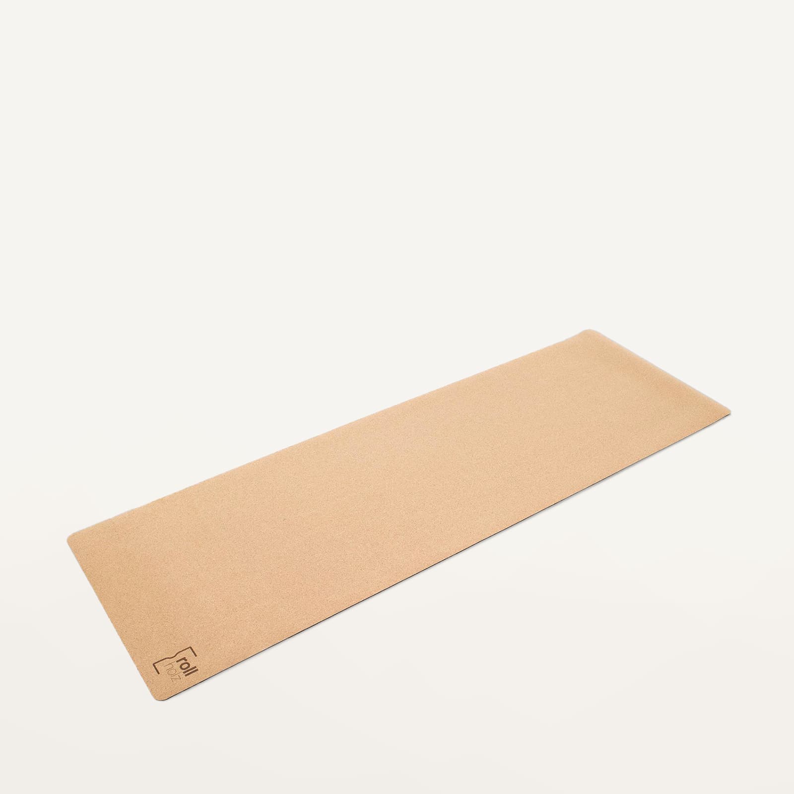 Freigestellte, perspektivische Produktansicht der rollholz Kork-Yogamatte aus rutschfestem Naturkork und Kautschuk mit Logo-Branding.