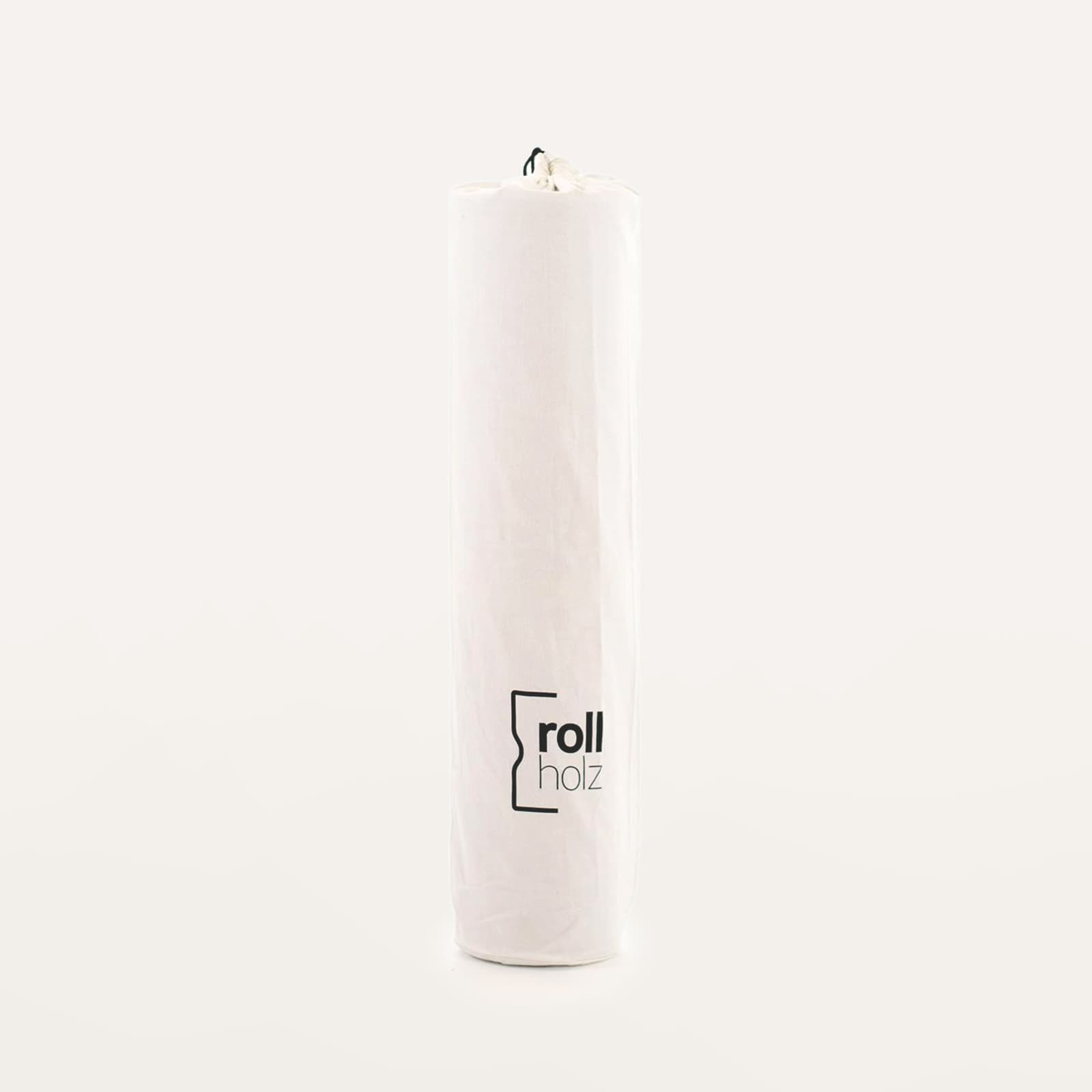 Freigestellte Produktansicht der weißen rollholz Leinentasche mit schwarzem Logo-Branding zur Aufbewahrung der Kork-Yogamatte.