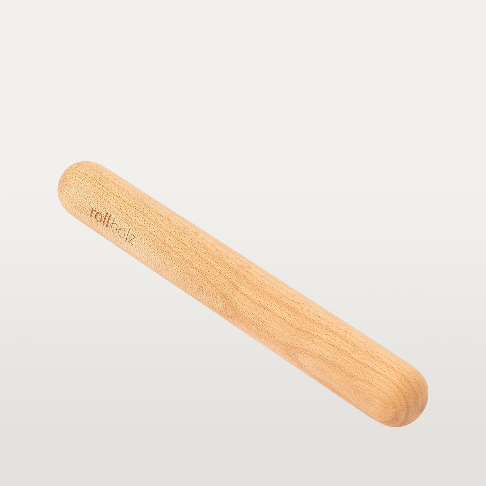 #Holz_Buche Freigestellte Ansicht einer rollholz Minirolle aus klassischem Buchenholz mit präzise eingelasertem Markenlogo.