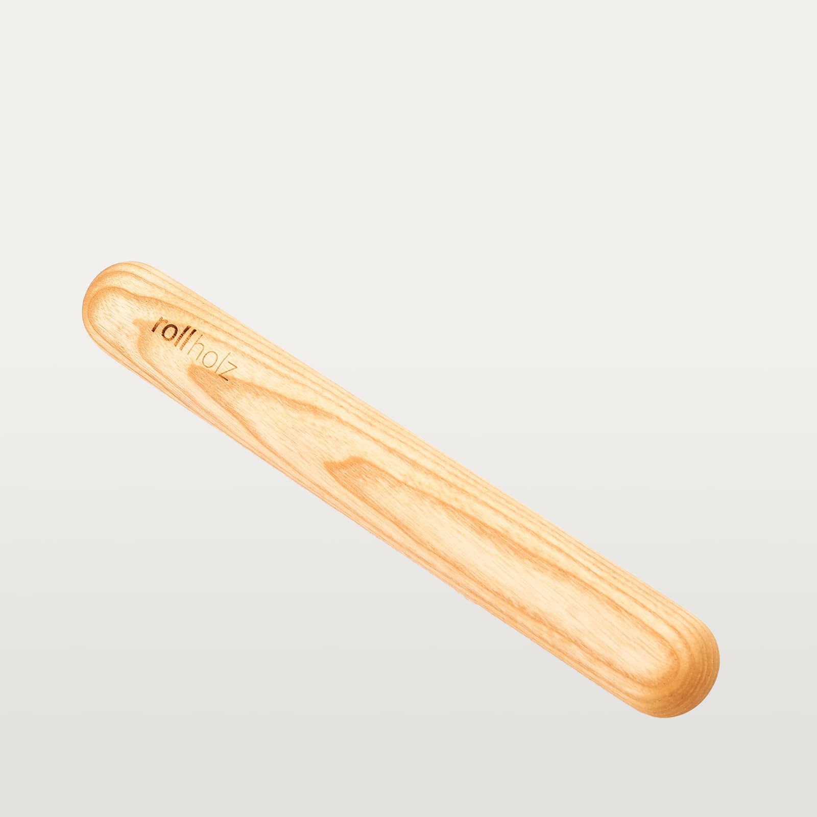 #Holz_Esche Freigestellte Ansicht einer rollholz Minirolle aus einem massivem Eschenholz mit präzise eingelasertem Markenlogo.
