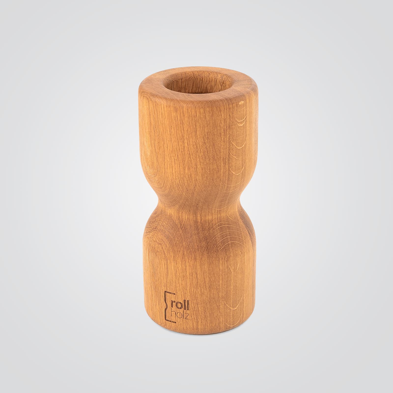 #Holz_Eiche Die rollholz Original Faszienrolle aus charakterstarkem, robustem Eichenholz mit dezentem Markenlogo, freigestellt auf einem hellgrauen Studio-Hintergrund.