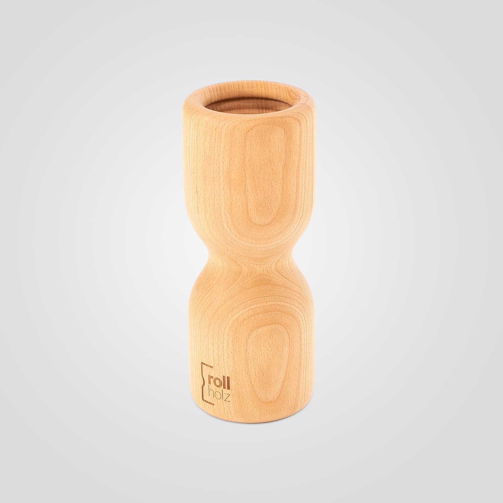 #Holz_Buche Die rollholz Pro Faszienrolle aus hellem, fein gemasertem Buchenholz mit dezentem Markenlogo, freigestellt auf einem hellgrauen Studio-Hintergrund.