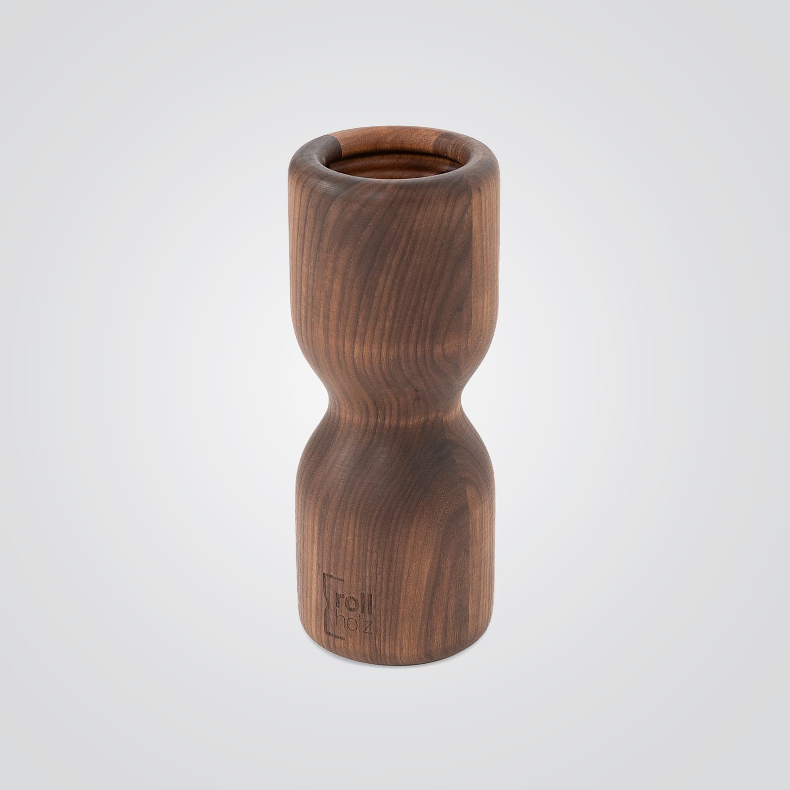 #Holz_Walnuss Die rollholz Pro Faszienrolle aus edlem, dunkel gemasertem Walnussholz mit dezentem Markenlogo, freigestellt auf einem hellgrauen Studio-Hintergrund.