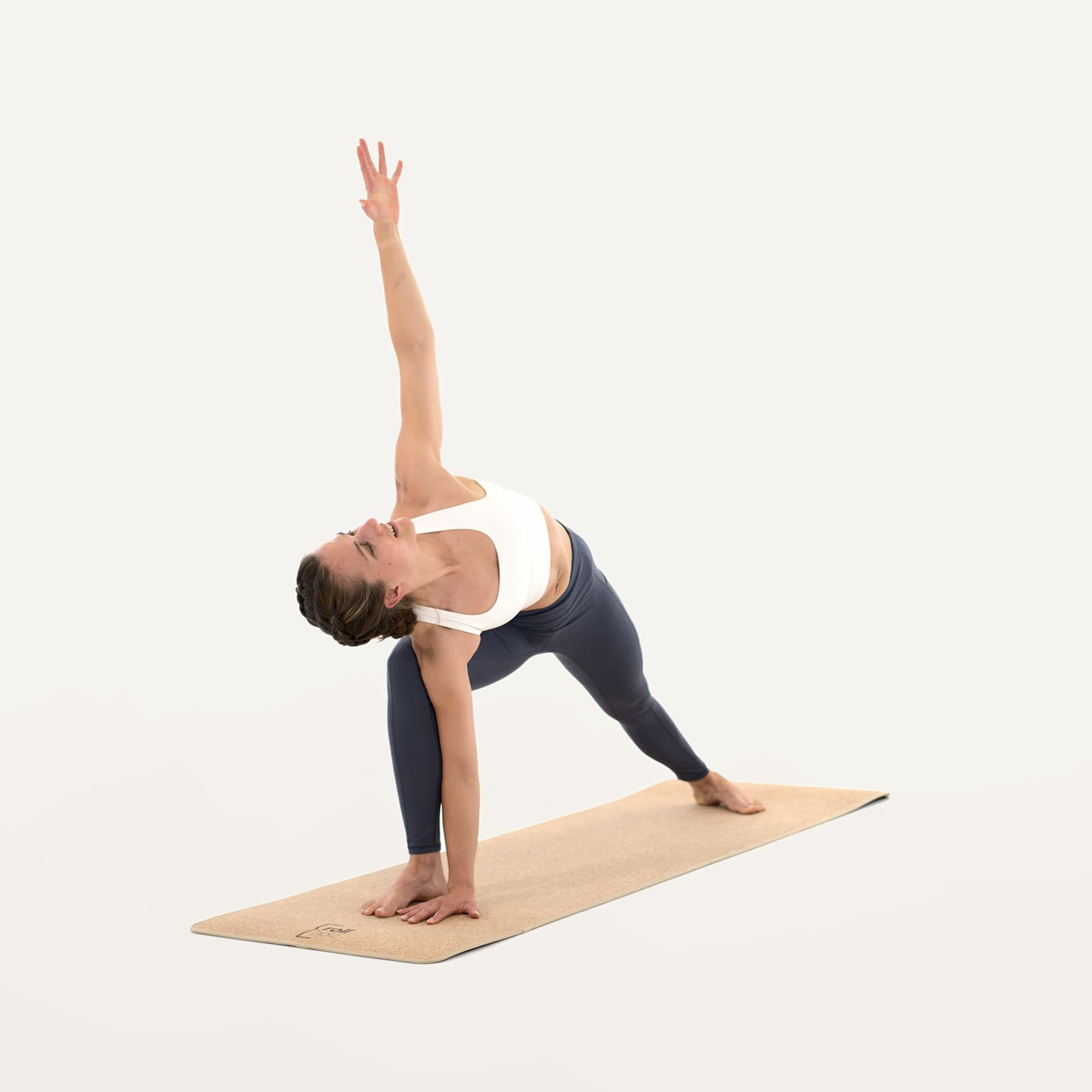 Eine Frau praktiziert eine anspruchsvolle Yoga-Pose auf der rutschfesten 6 mm rollholz Korkmatte zur Demonstration von Grip und Stabilität.