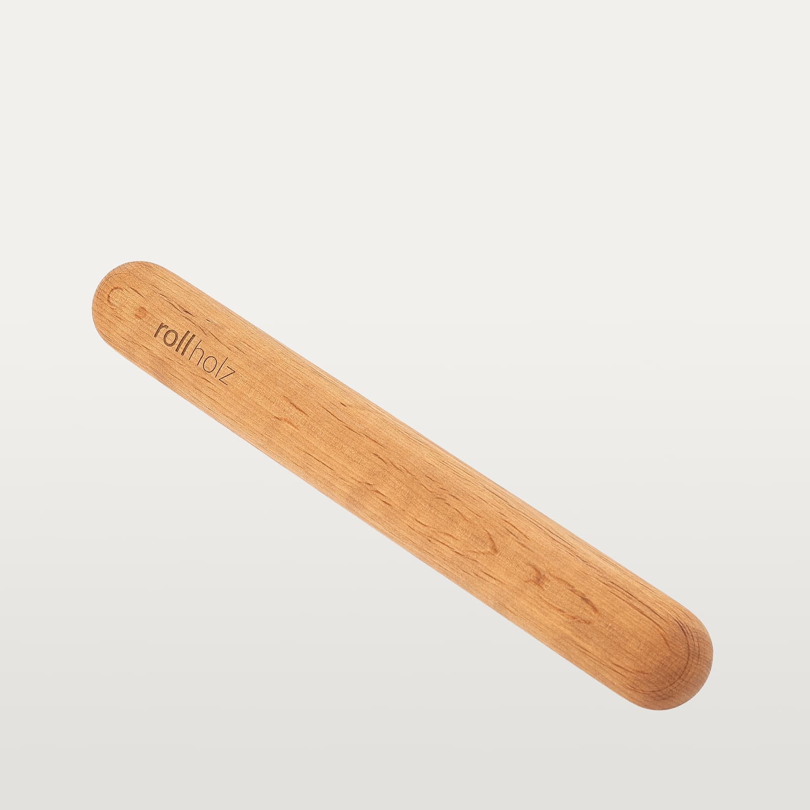 #Holz_Erle Freigestellte Ansicht einer rollholz Minirolle aus rötlich-warmem Erlenholz mit präzise eingelasertem Markenlogo.