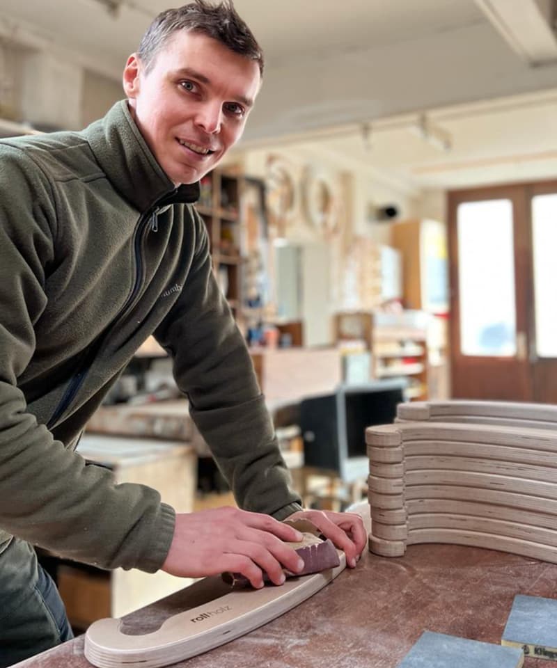 Gründer von rollholz beim schleifen von Haken für die Klimmzugstange von rollholz.
