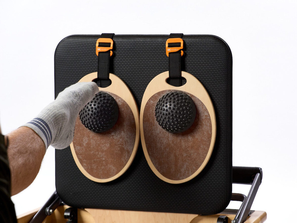 Deux dômes Lotus tenus magnétiquement sur des plaques métalliques d'un jumpboard de Pilates