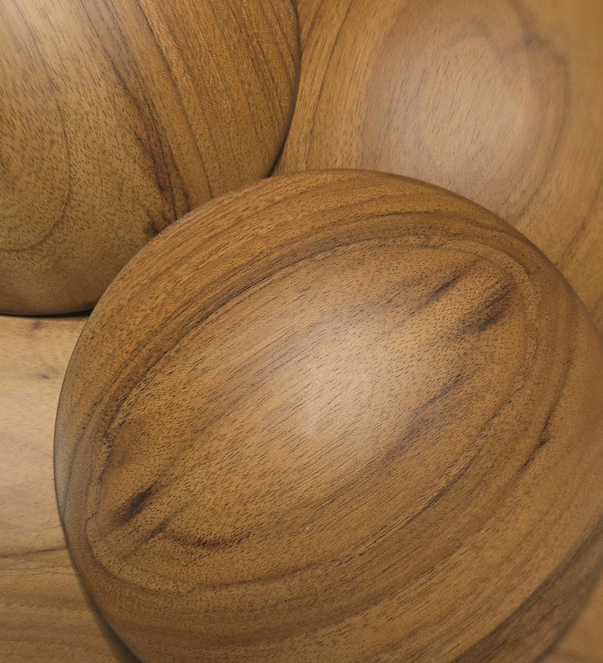 Gros plan de bois de teck à la veinure chaude et foncée